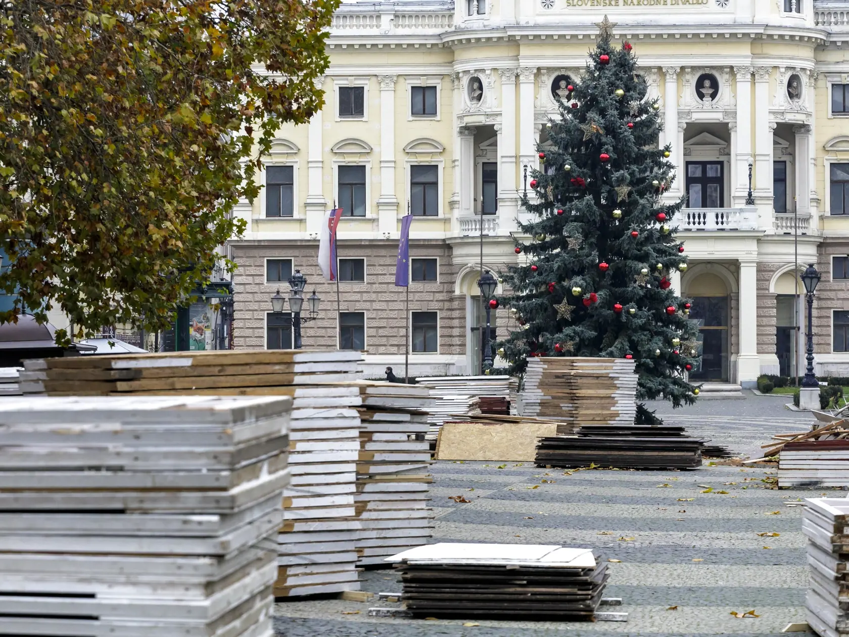 Kvôli protipandemickým opatreniam vlády SR v súvislosti s pandémiou nového koronavírusu a ochorenia COVID-19 sa v centre mesta Bratislava nebudú konať tradičné vianočné trhy. Na snímke rozložené vianočné stánky na Hviezdoslavovom námestí v Bratislave 25. novembra 2021.