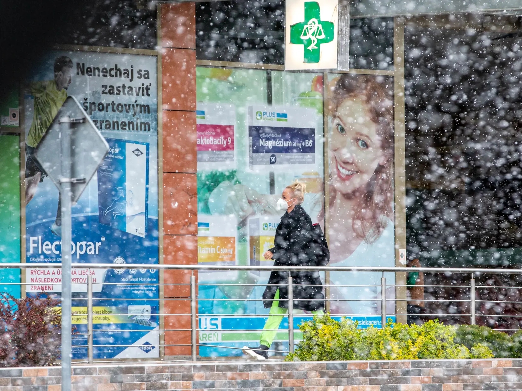 Na snímke je Zuzana Belohorcová v uliciach hlavného mesta. 