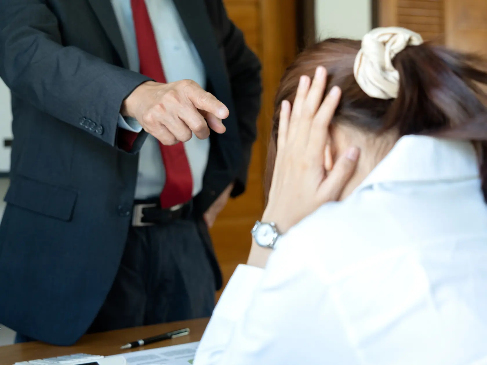 Ak vám šéf dáva nezmyselné úlohy a potom vás za to kritizuje, nie je to vaša vina. Len si vás vybral za obeť. 