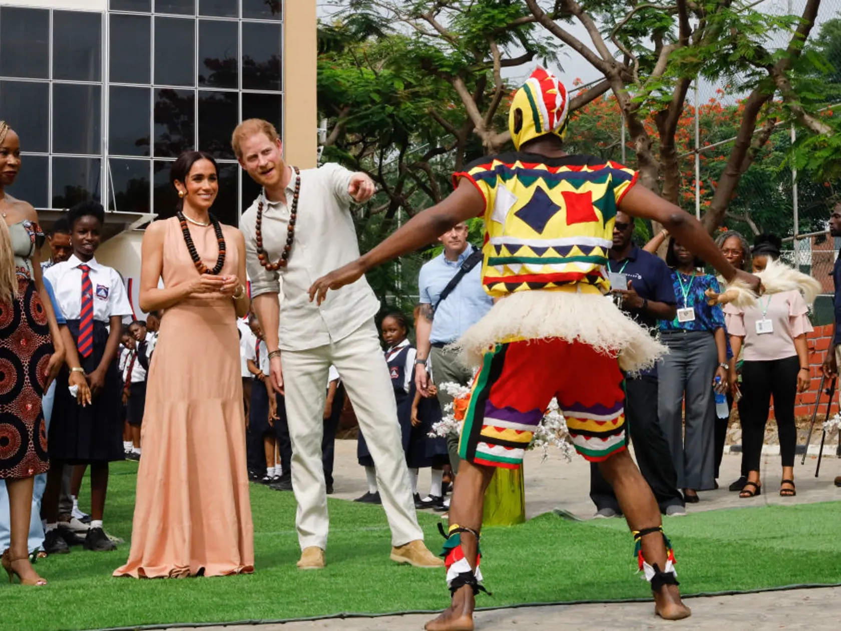 Princovi Harrymu a Meghan Markle sa dostalo v Nigérii vrelého prijatie.