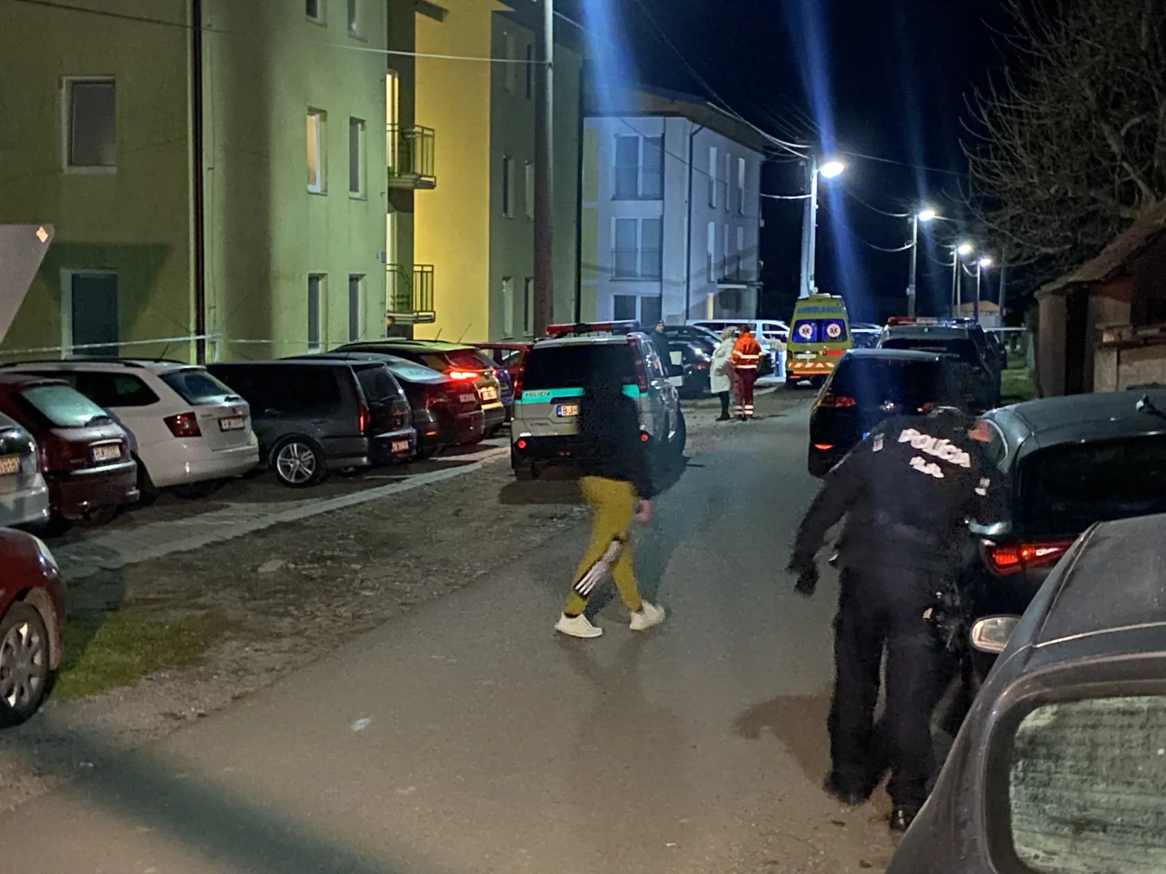 Ulica hrôzy. V Rokytove pri Bardejove, v prvom bytovom dome vľavo na fotografii, na prízemí, policajt zastrelil iba mesačné bábätko a potom zbraň obrátil proti sebe