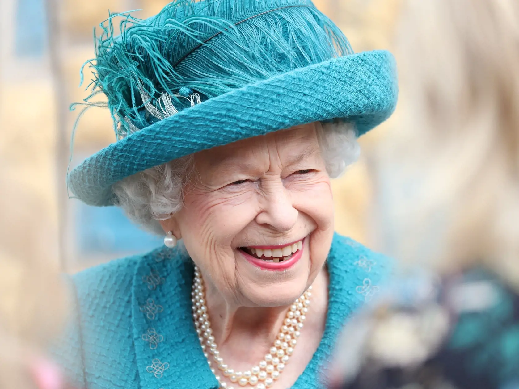 Na snímke britská kráľovná Alžbeta II. počas návštevy nakrúcania televízneho seriálu Coronation Street v britskom Manchestri 8. júla 2021. FOTO TASR/AP