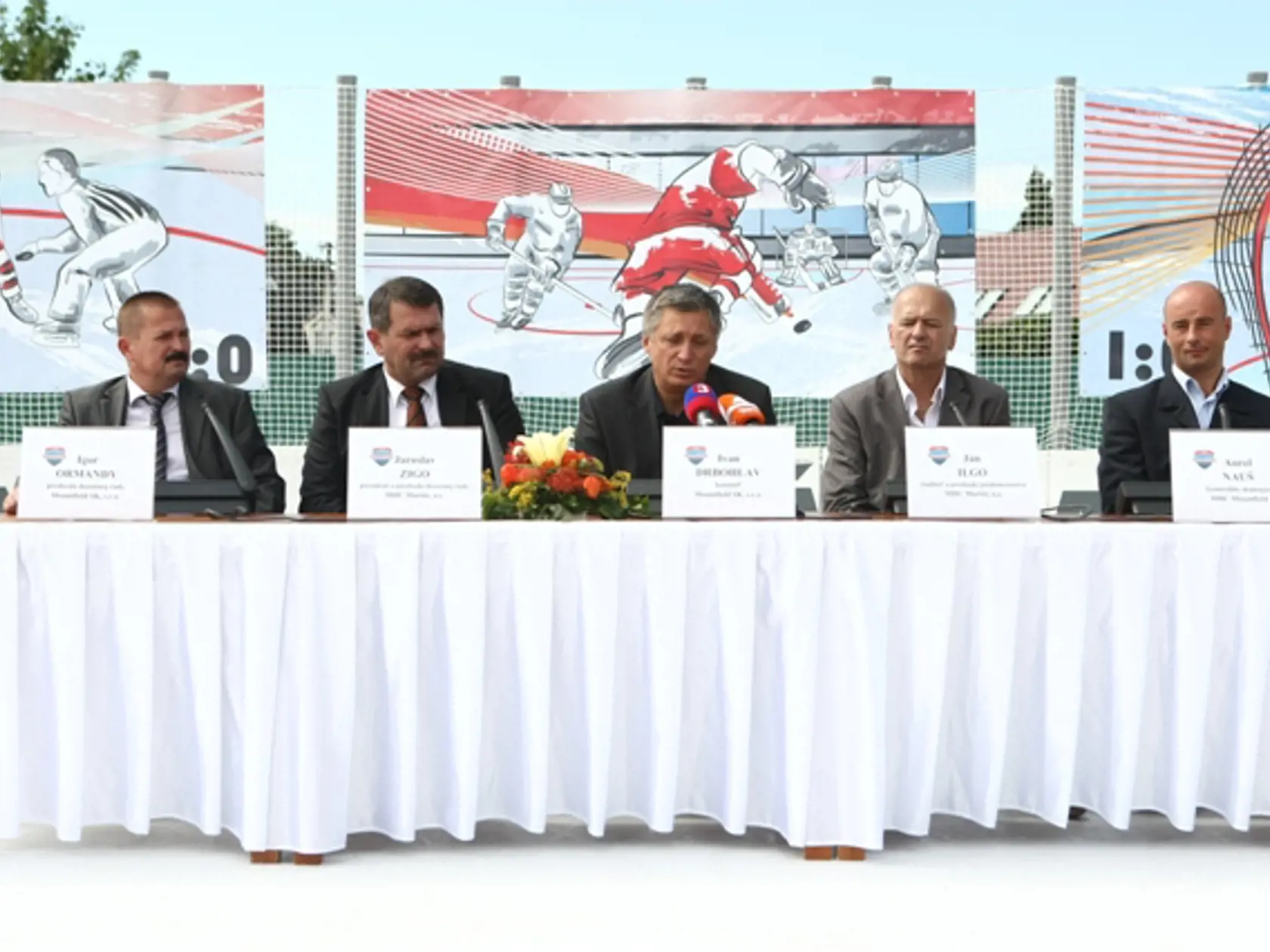 Zostava, ktorá sa zúčastnila slávnostného podpisu zmluvy. Zľava: Igor Ormandy, Jaroslav Zigo, Ivan Drbohlav, Ján Ilgo a Aurel Nauš.