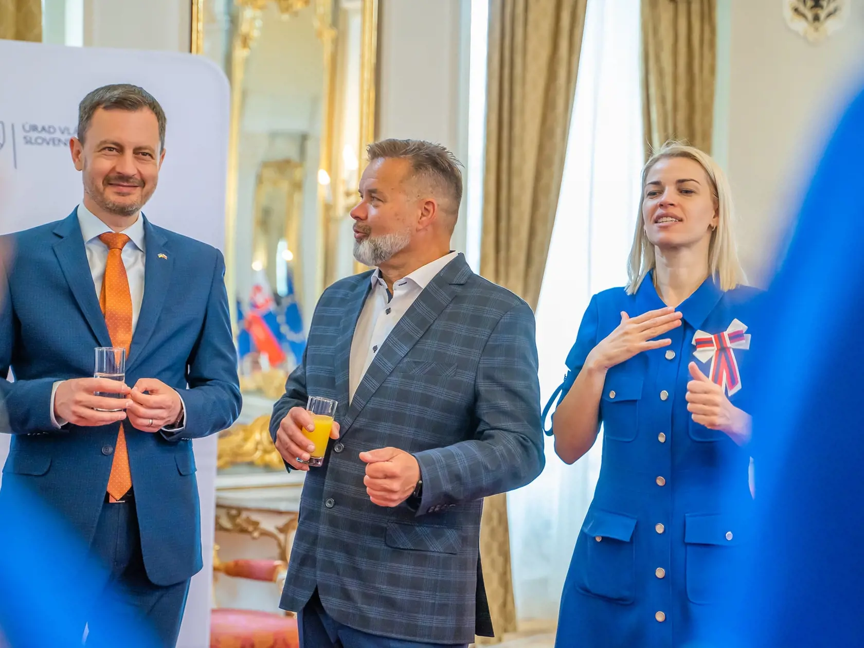 Premiéra Eduarda Hegera (OĽANO) navštívil v apríli 2022 Slovenský deaflympijský výbor. Na viacerých snímkach vidno predsedu vlády v spoločnosti Dušana Dědečeka, ktorý spôsobil 2. októbra 2022 vo večerných hodinách tragickú dopravnú nehodu na Zochovej ulici v Bratislave.
