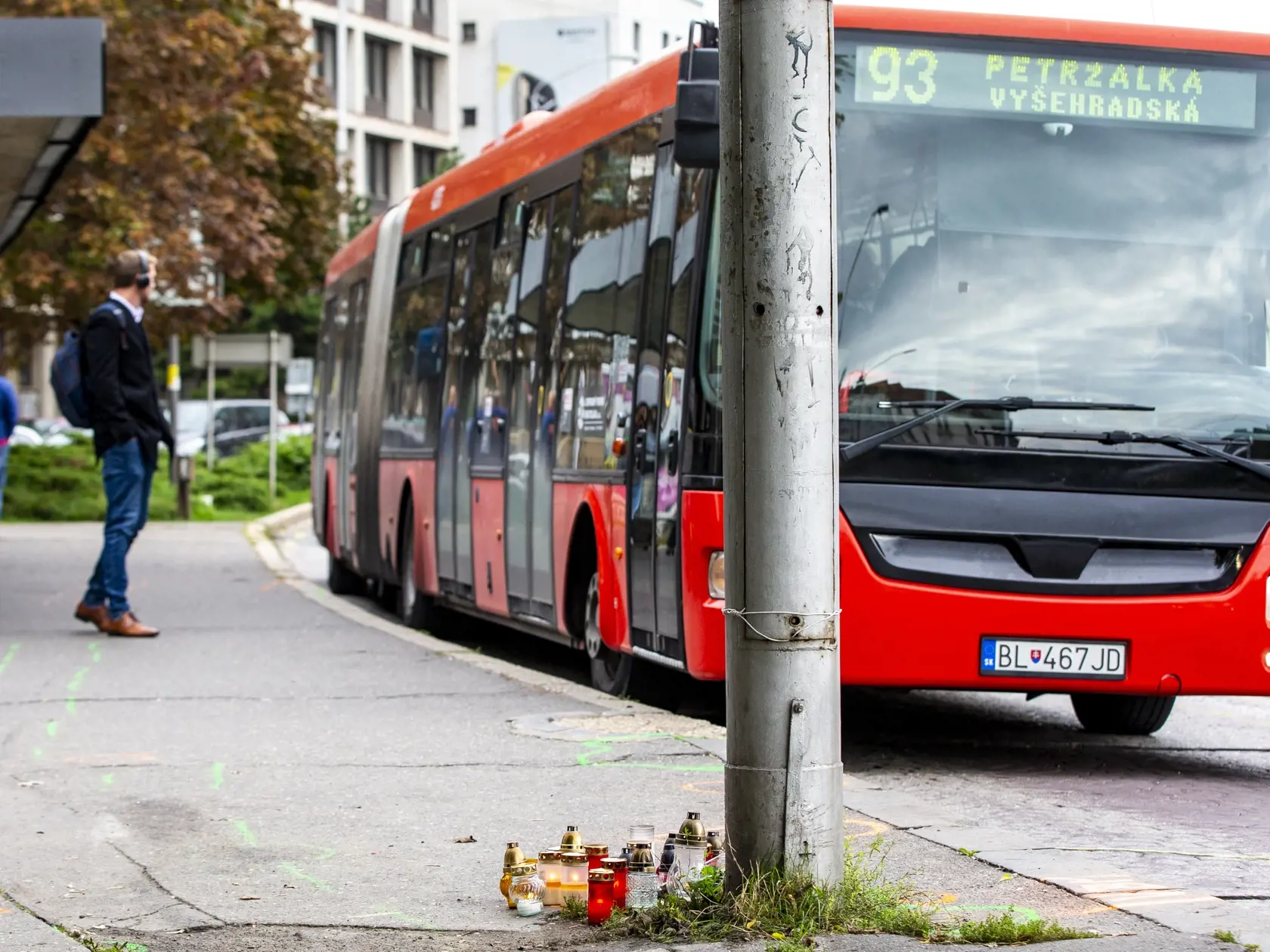 Na snímke je miesto nehody na bratislavskej autobusovej zastávke Zochova, na ktorej došlo v noci 2.10.2022 k tragickej dopravnej nehode. 