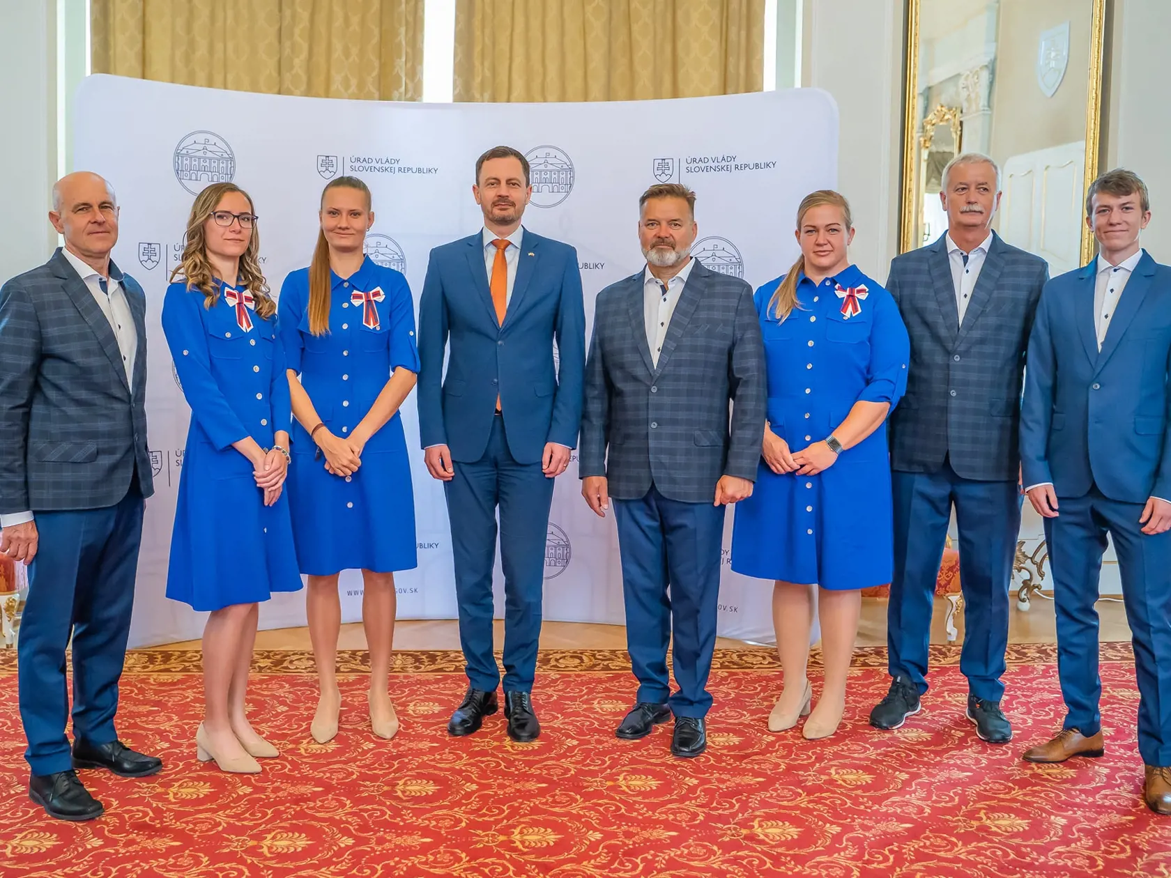 Premiéra Eduarda Hegera (OĽANO) navštívil v apríli 2022 Slovenský deaflympijský výbor. Na viacerých snímkach vidno predsedu vlády v spoločnosti Dušana Dědečeka, ktorý spôsobil 2. októbra 2022 vo večerných hodinách tragickú dopravnú nehodu na Zochovej ulici v Bratislave. 