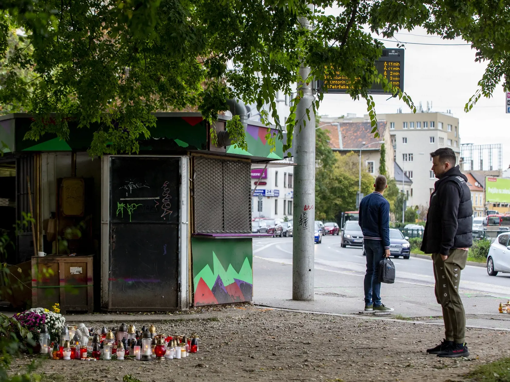 Na snímke je miesto nehody na bratislavskej autobusovej zastávke Zochova, na ktorej došlo v noci 2.10.2022 k tragickej dopravnej nehode. 