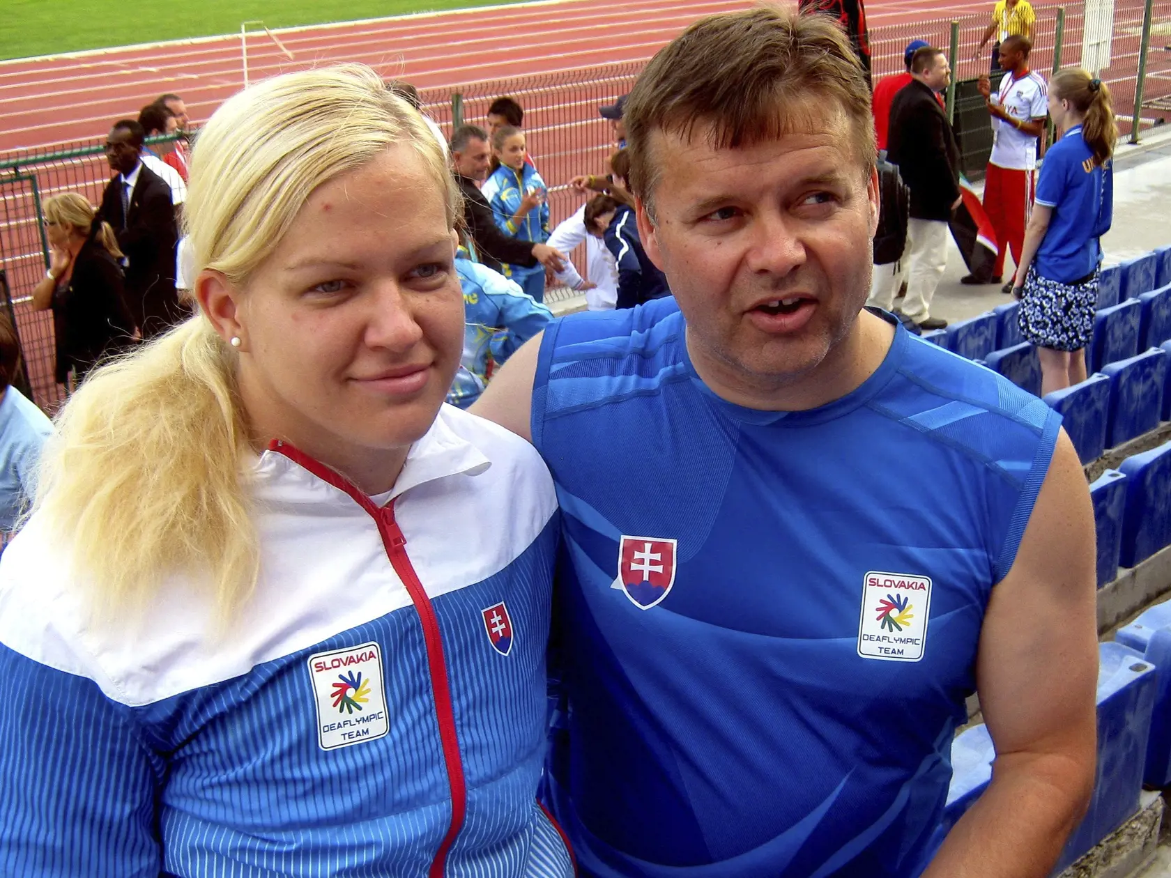 Ivana Krištofičová zanechala v roku 2013 svojmu trénerovi odkaz priamo tričku. „Po dekorácii jej prvého deaflympijského víťazstva a zostúpení zo stupienka víťazov v bulharskej Sofii rozopla pred športovým obecenstvom reprezentačnú súpravu pod ktorou celý čas skrývala tričko so zlatými písmenami napísaným textom Thank you, coach! Bol som nesmierne prekvapený a dojatý,“ zaspomínal si nedávno tréner Dušan Dědeček.