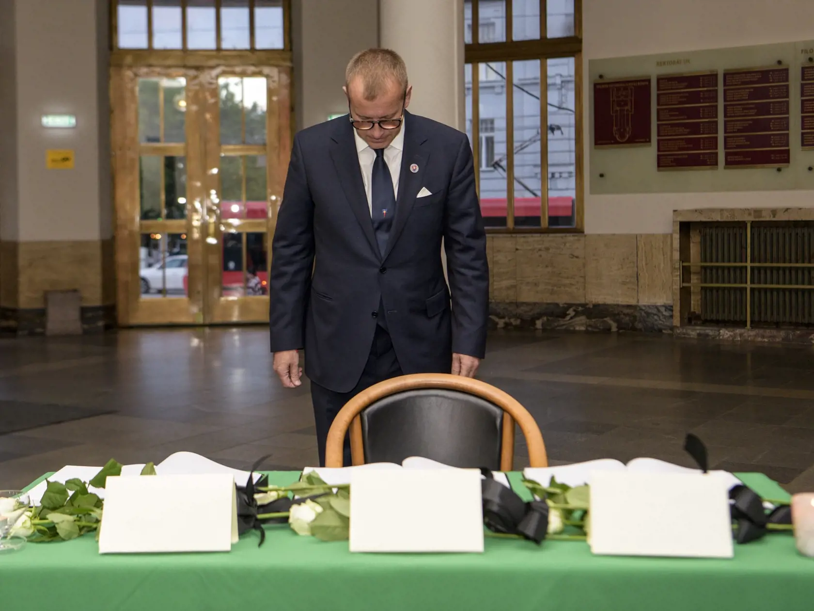 Na snímke predseda Národnej rady SR Boris Kollár (Sme rodina) sa zapísal do kondolenčných kníh na pamiatku obetí nedeľnej tragickej dopravnej nehody v aule Univerzity Komenského v Bratislave 3. októbra 2022 v Bratislave. FOTO TASR - Pavol Zachar