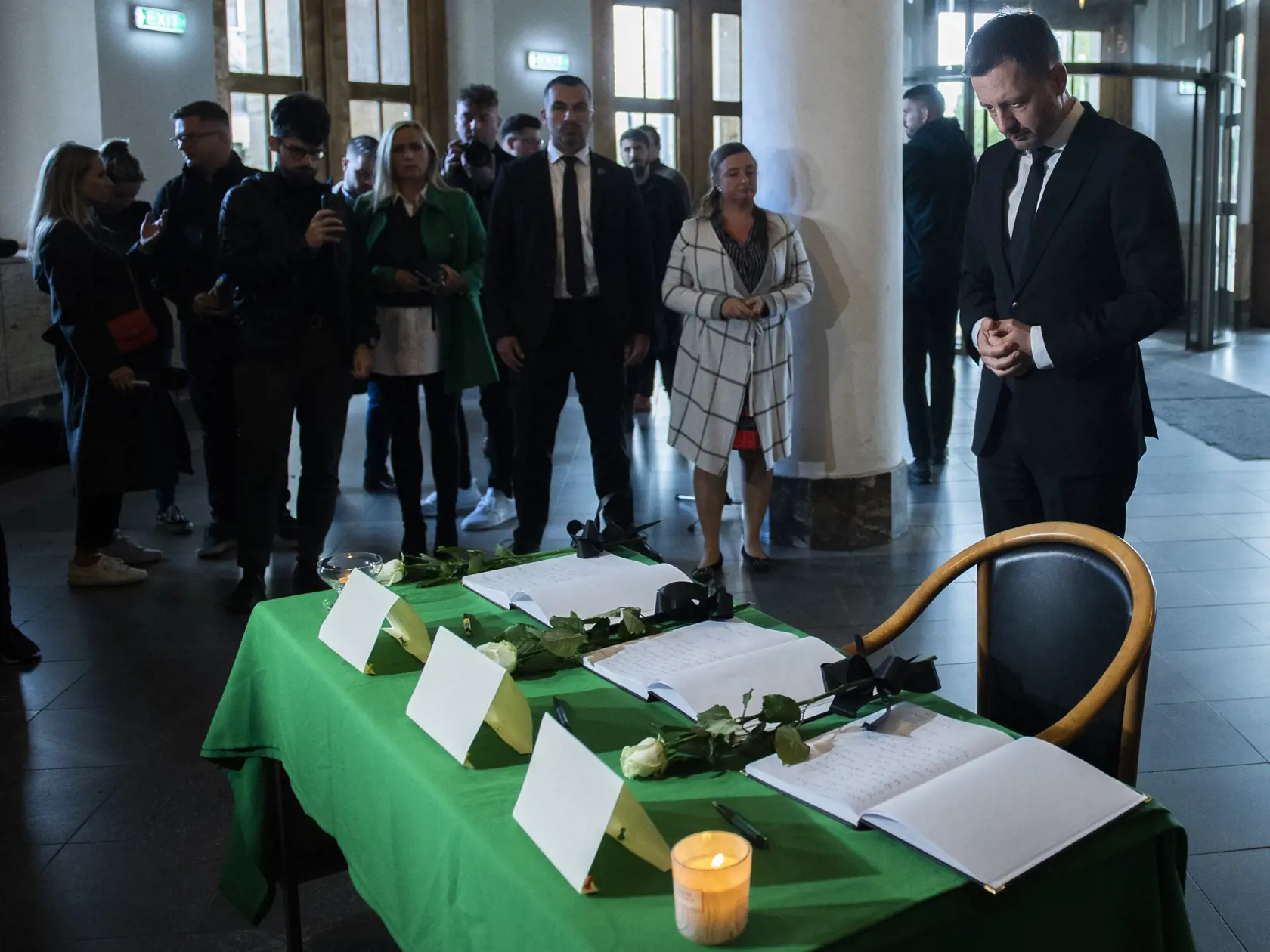Na snímke vpravo predseda vlády SR Eduard Heger (OĽaNO) sa zapísal do kondolenčných kníh na pamiatku obetí nedeľnej tragickej dopravnej nehody v aule Univerzity Komenského v Bratislave v pondelok 3. októbra 2022. Nehoda si vyžiadala piatich mŕtvych a päť zranených. FOTO  TASR - Martin Baumann