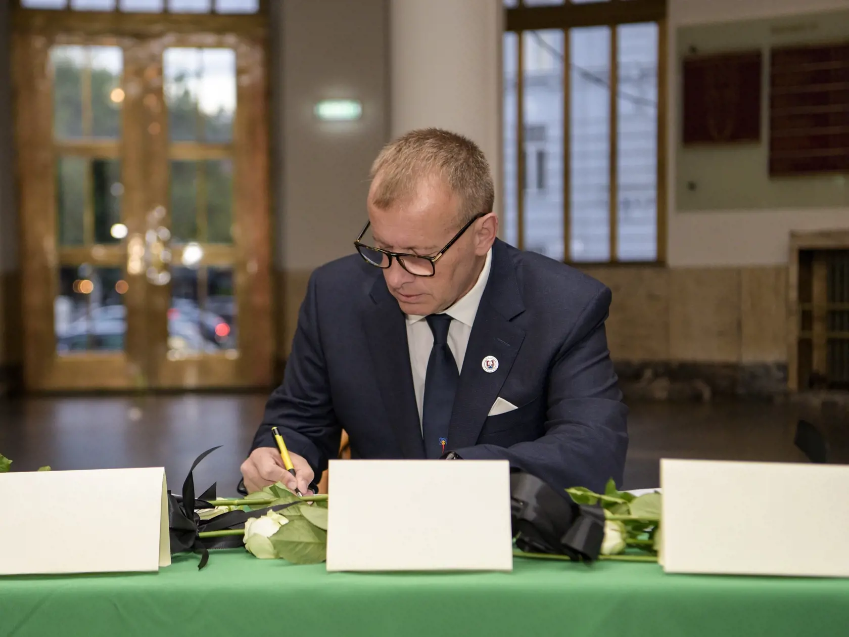 Na snímke predseda Národnej rady SR Boris Kollár (Sme rodina) sa zapísal do kondolenčných kníh na pamiatku obetí nedeľnej tragickej dopravnej nehody v aule Univerzity Komenského v Bratislave 3. októbra 2022 v Bratislave. FOTO TASR - Pavol Zachar