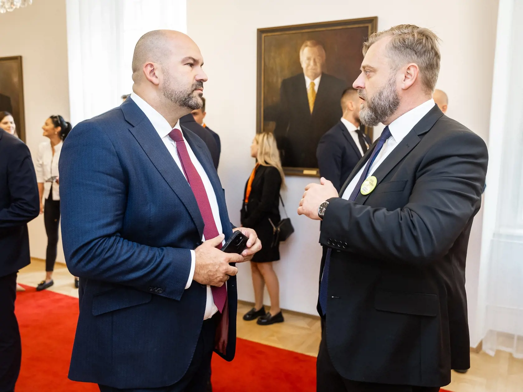 Peter Pčolinský odišiel z hnutia Sme rodina. Teraz za peniaze zverejňuje súkromné fotky a videá politických exkolegov.