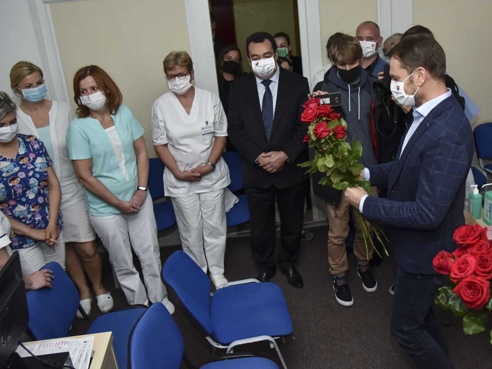 Na snímke vpravo predseda vlády SR Igor Matovič počas zablahoželania zdravotným sestrám pri príležitosti Medzinárodného dňa sestier a pôrodných asistentiek v Detskom kardiocentre v Bratislave 12. mája 2020. FOTO TASR - Pavol Zachar