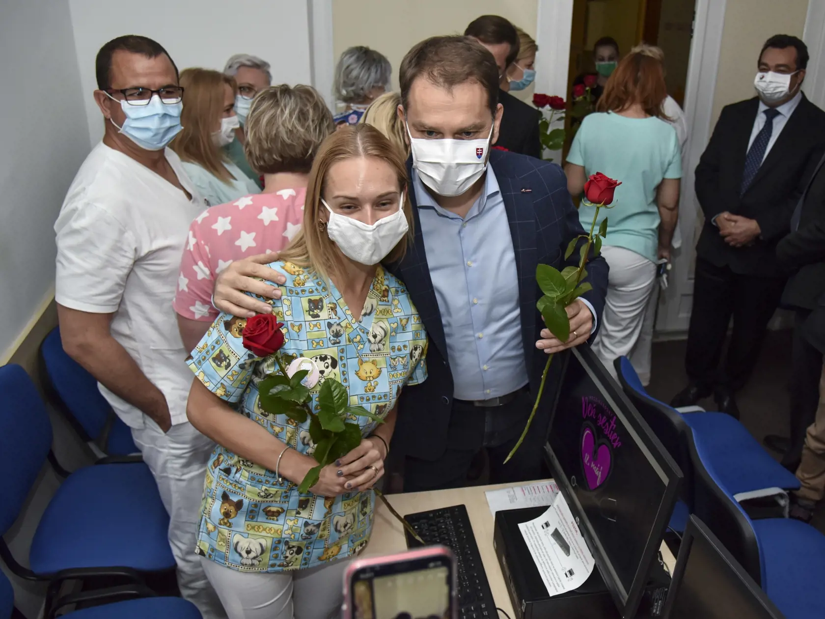 Na snímke predseda vlády SR Igor Matovič počas zablahoželania zdravotným sestrám pri príležitosti Medzinárodného dňa sestier a pôrodných asistentiek v Detskom kardiocentre v Bratislave 12. mája 2020. FOTO TASR - Pavol Zachar
