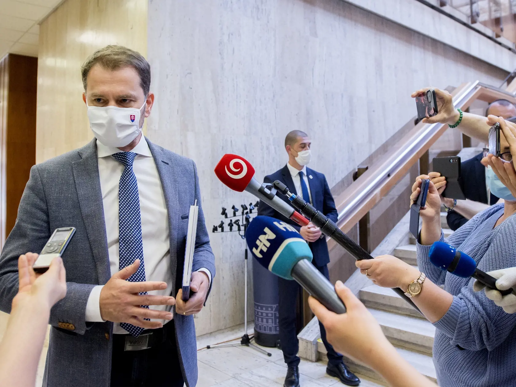 Na snímke premiér SR Igor Matovič prichádza na 11. rokovanie vlády SR 16. apríla 2020 v Bratislave. FOTO TASR - Martin Baumann
