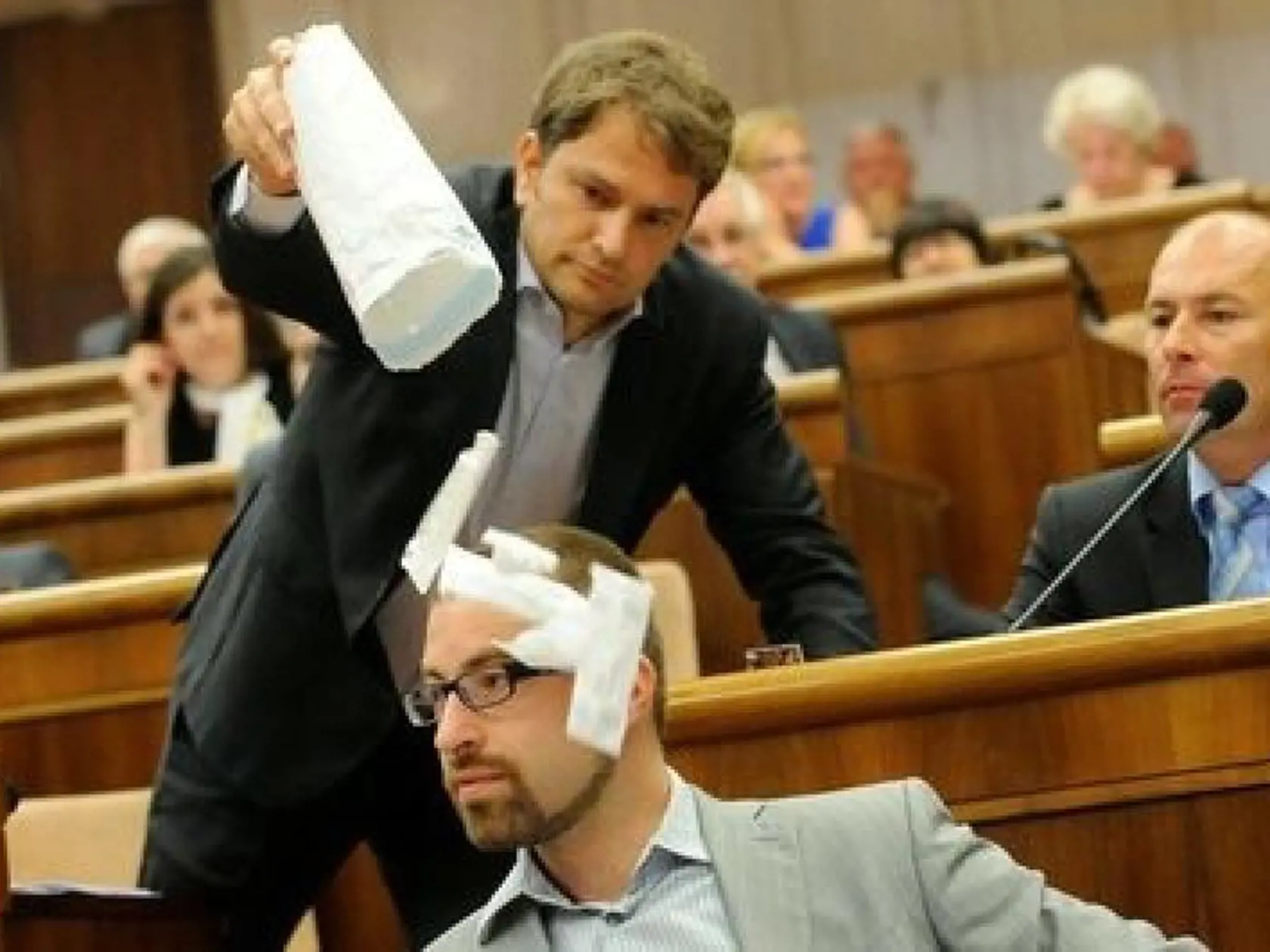 Igor Matovič v parlamente zasypal Martina Poliačika injekčnými striekačkami.