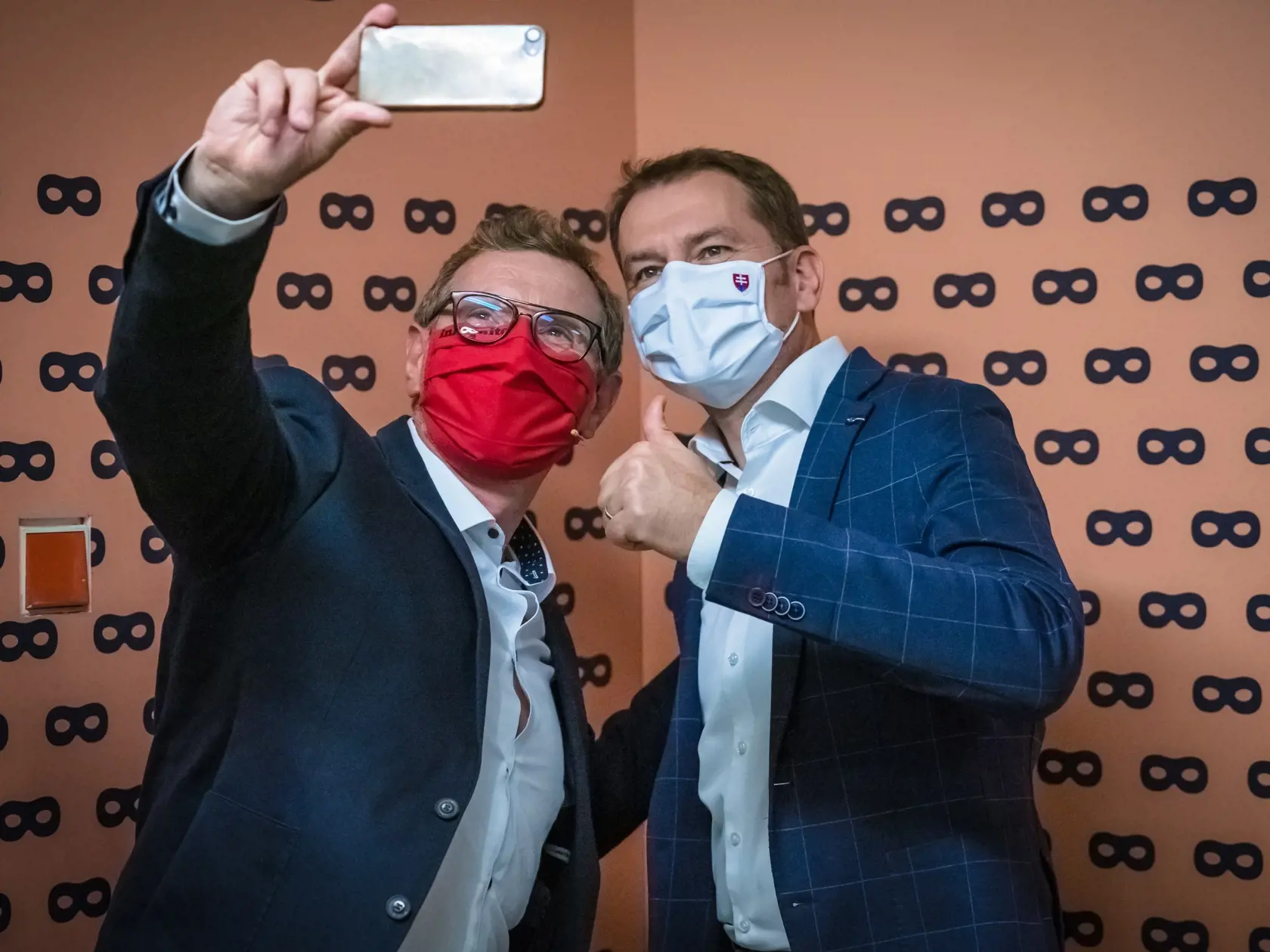 Igor Matovič tajným hosťom v Inkognite. Selfie s Vladom Voštinárom.