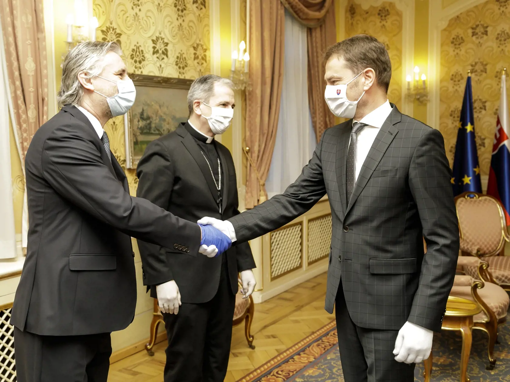 Na snímke predseda vlády SR Igor Matovič (vpravo) počas prijatia predsedu Konferencie biskupov Slovenska, bratislavského arcibiskupa-metropolitu Stanislava Zvolenského (druhý zľava) a generálneho biskupa Evanjelickej cirkvi augsburského vyznania Ivana Eľkoa (vľavo). Na stretnutí sa zúčastnila aj ministerka kultúry SR Natália Milanová ( nie je na snímke). V Bratislave 8. apríla 2020. FOTO TASR - Dano Veselský