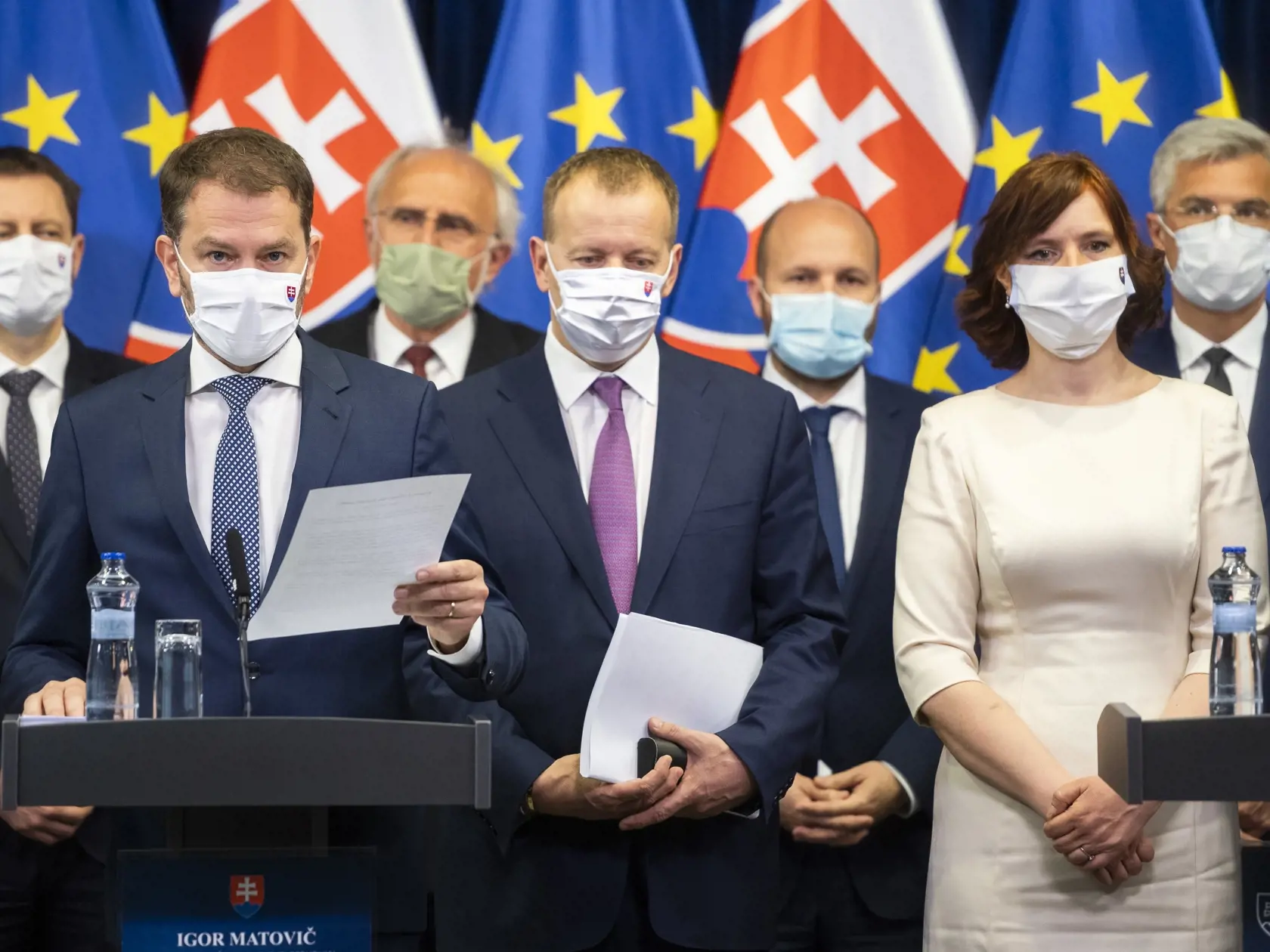 Na snímke zľava minister financií SR Eduard Heger (OĽaNO), predseda vlády SR Igor Matovič (OĽaNO) číta z programového vyhlásenia vlády SR, minister pôdohospodárstva a rozvoja vidieka SR Ján Mičovský (OĽaNO), predseda Národnej rady SR Boris Kollár (Sme rodina), minister obrany SR Jaroslav Naď (OĽaNO), podpredsedníčka vlády a ministerka pre investície a regionálny rozvoj SR Veronika Remišová (Za ľudí) a minister zahraničných vecí a európskych záležitostí SR Ivan Korčok (SaS) počas tlačovej konfere