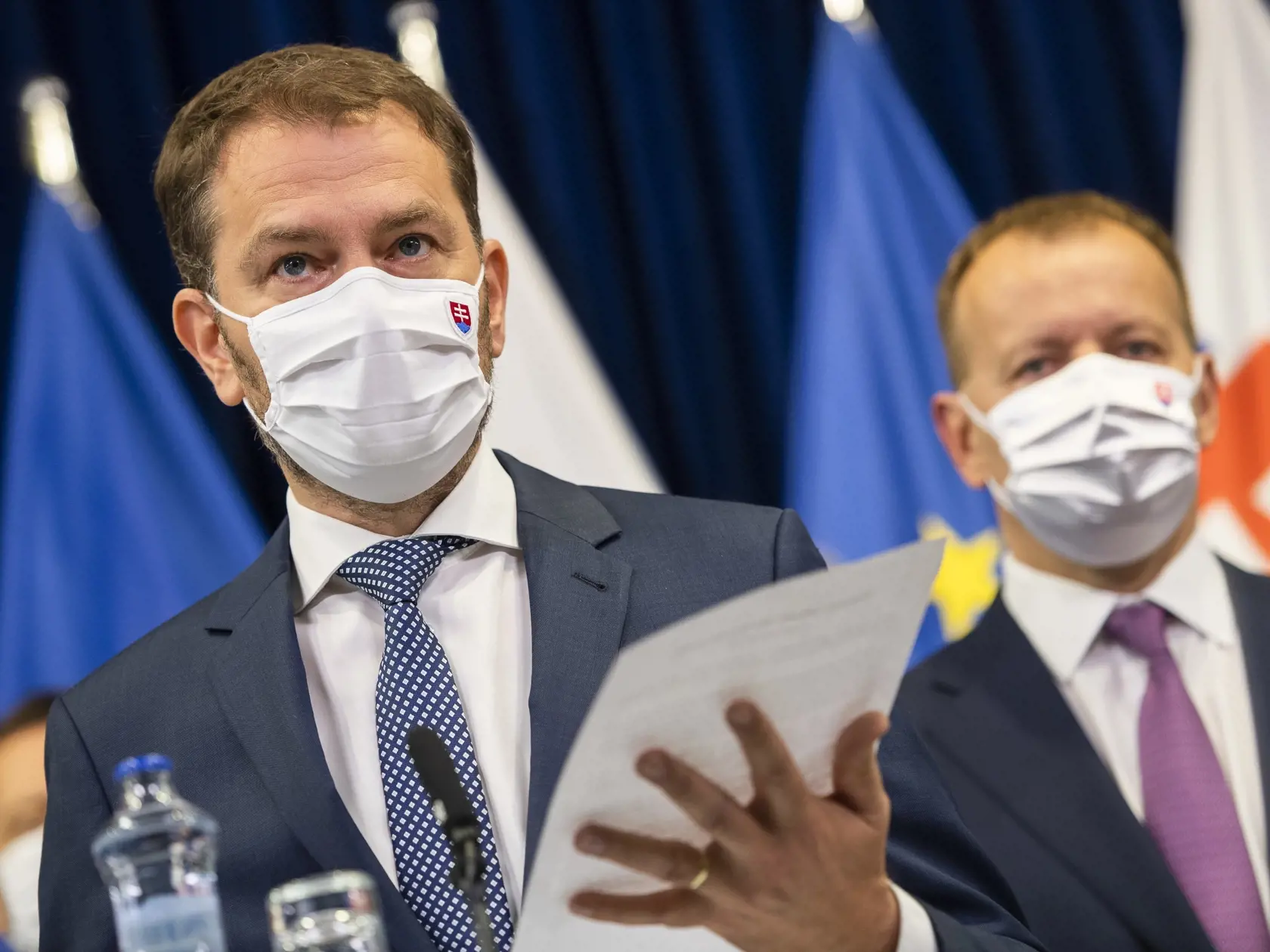 Na snímke zľava predseda vlády SR Igor Matovič (OĽaNO) číta z programového vyhlásenia vlády SR a predseda Národnej rady SR Boris Kollár (Sme rodina) počas tlačovej konferencie po 12. rokovaní vlády SR v Bratislave 19. apríla 2020. FOTO TASR - Jaroslav Novák