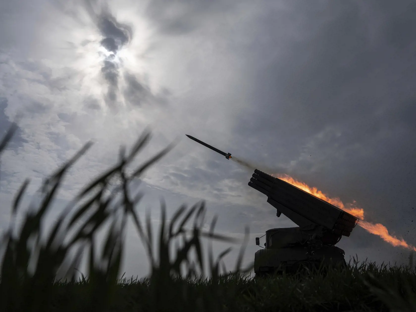 Na snímke viachlavňový salvový raketomet ukrajinskej armády kalibru 122 mm na podvozku nákladného automobilu strieľa rakety M-21 na ruské pozície na frontovej línii v Doneckej oblasti na východe Ukrajiny v sobotu 8. apríla 2023.