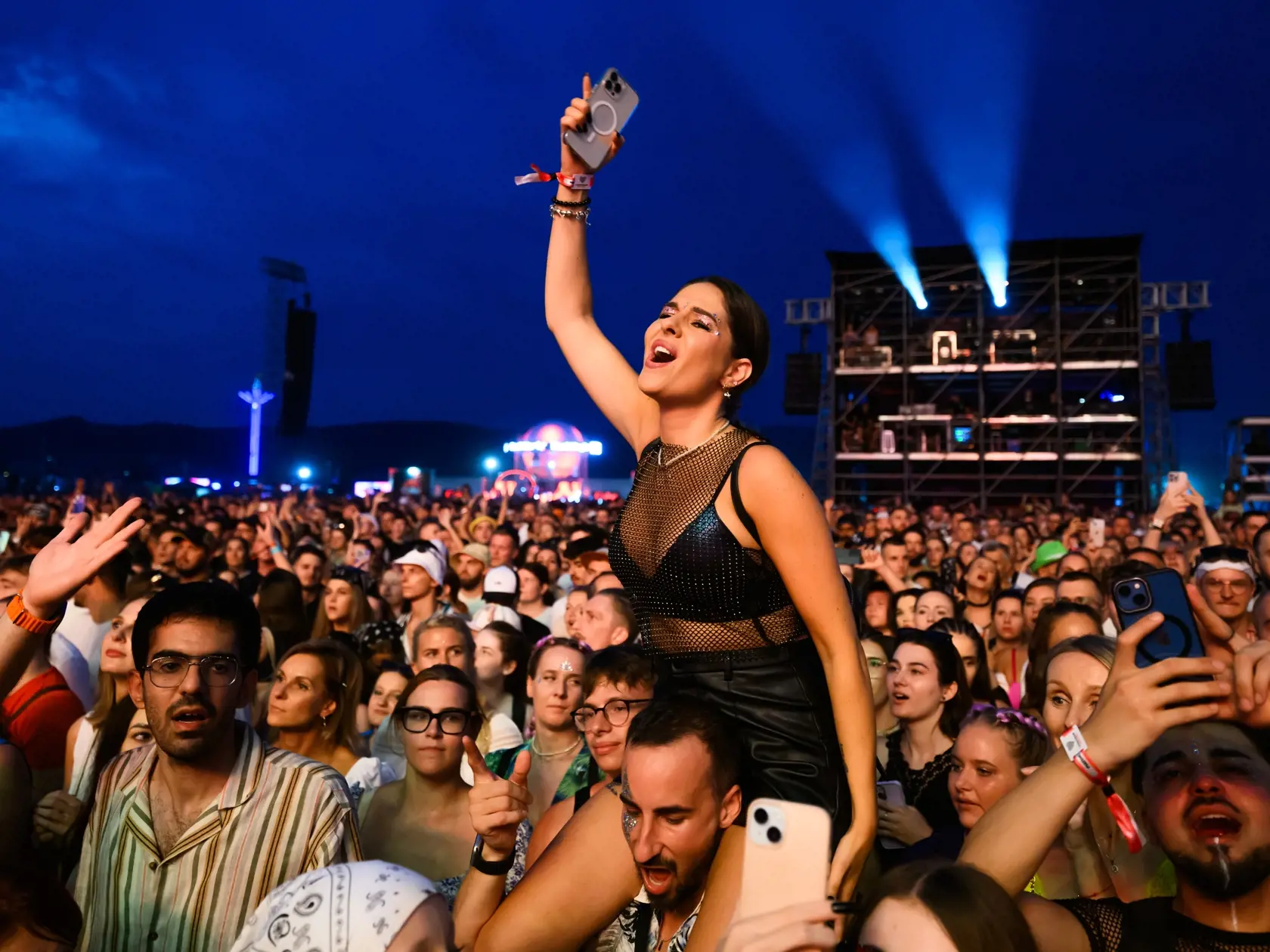 Lovestream festival, najväčšie hudobné podujatie tohto leta, sa začína v piatok popoludní v Bratislave. Na letisku v bratislavských Vajnoroch sa počas troch dní od 16. do 18. augusta predstavia viaceré osobnosti európskej a svetovej hudobnej scény. Brány festivalu sa pre všetkých fanúšikov otvorili v piatok 16. augusta o 12.00 h a zatvoria sa v pondelok 19. augusta o 12.00 h. Na snímke ľudia počas koncertu britskej speváčky Rity Ora počas prvého dňa 3. ročníka Lovestream festivalu.