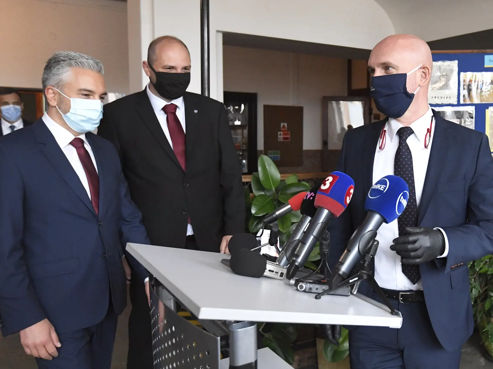 Na snímke zľava predseda Košického samosprávneho kraja (KSK) Rastislav Trnka, primátor mesta Košice Jaroslav Polaček a minister školstva, vedy, výskumu a športu SR Branislav Gröhling prichádzajú na tlačovú konferenciu v Strednej priemyselnej škole (SPŠ) elektrotechnickej v Košiciach 15. mája 2020. FOTO TASR – František Iván