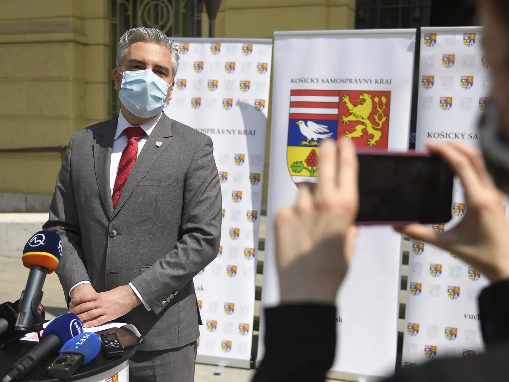 Brífing po prvej videokonferencii zastupiteľstva Košického samosprávneho kraja. Na snímke predseda KSK Rastislav Trnka. Košice, 30. apríla 2020.  FOTO TASR – František Iván