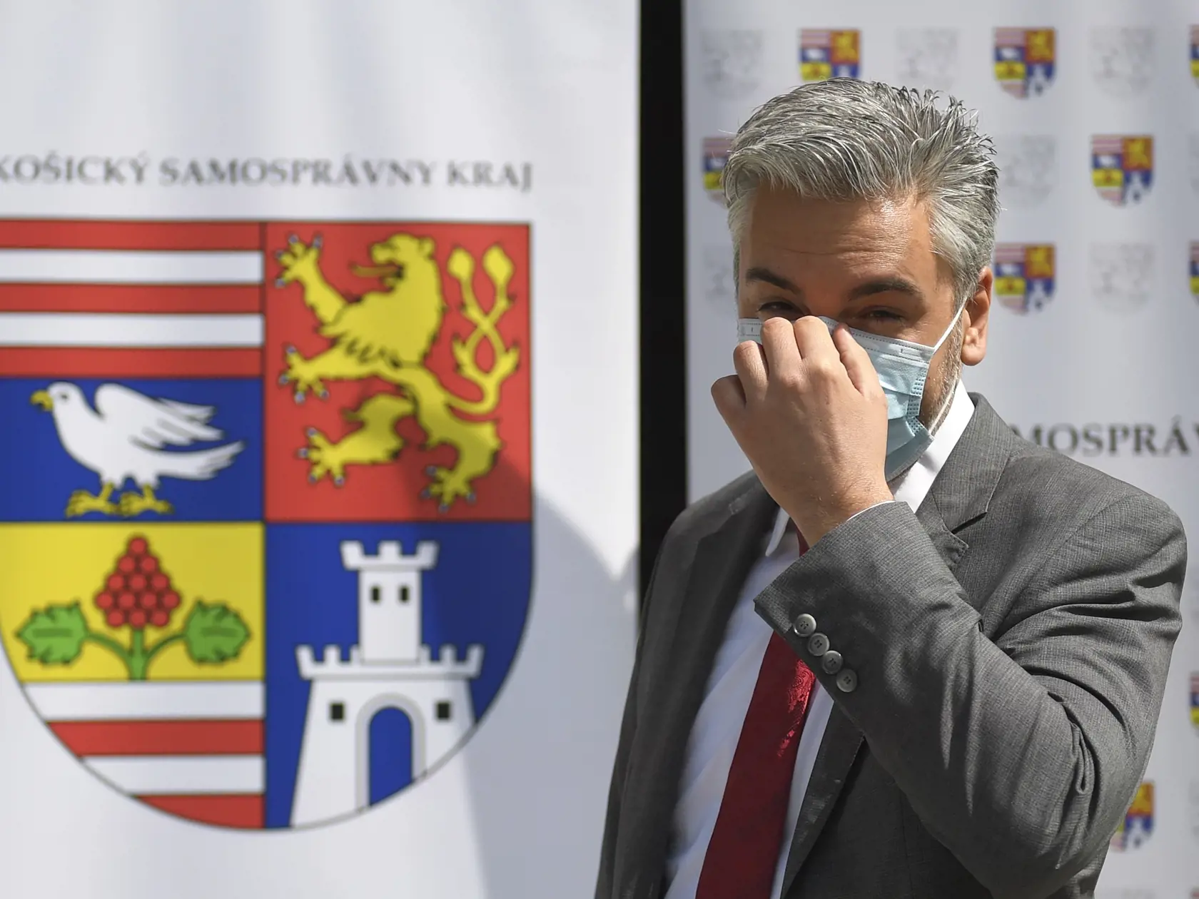 Brífing po prvej videokonferencii zastupiteľstva Košického samosprávneho kraja. Na snímke predseda KSK Rastislav Trnka. Košice, 30. apríla 2020.  FOTO TASR – František Iván