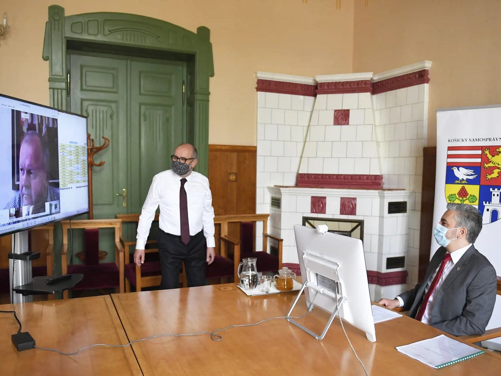 Zasadnutie Zastupiteľstva Košického samosprávneho kraja (KSK) formou videokonferencie v Košiciach 30. apríla 2020. Na snímke vpravo predseda KSK Rastislav Trnka a podpredseda KSK Daniel Rusnák. FOTO TASR - František Iván
