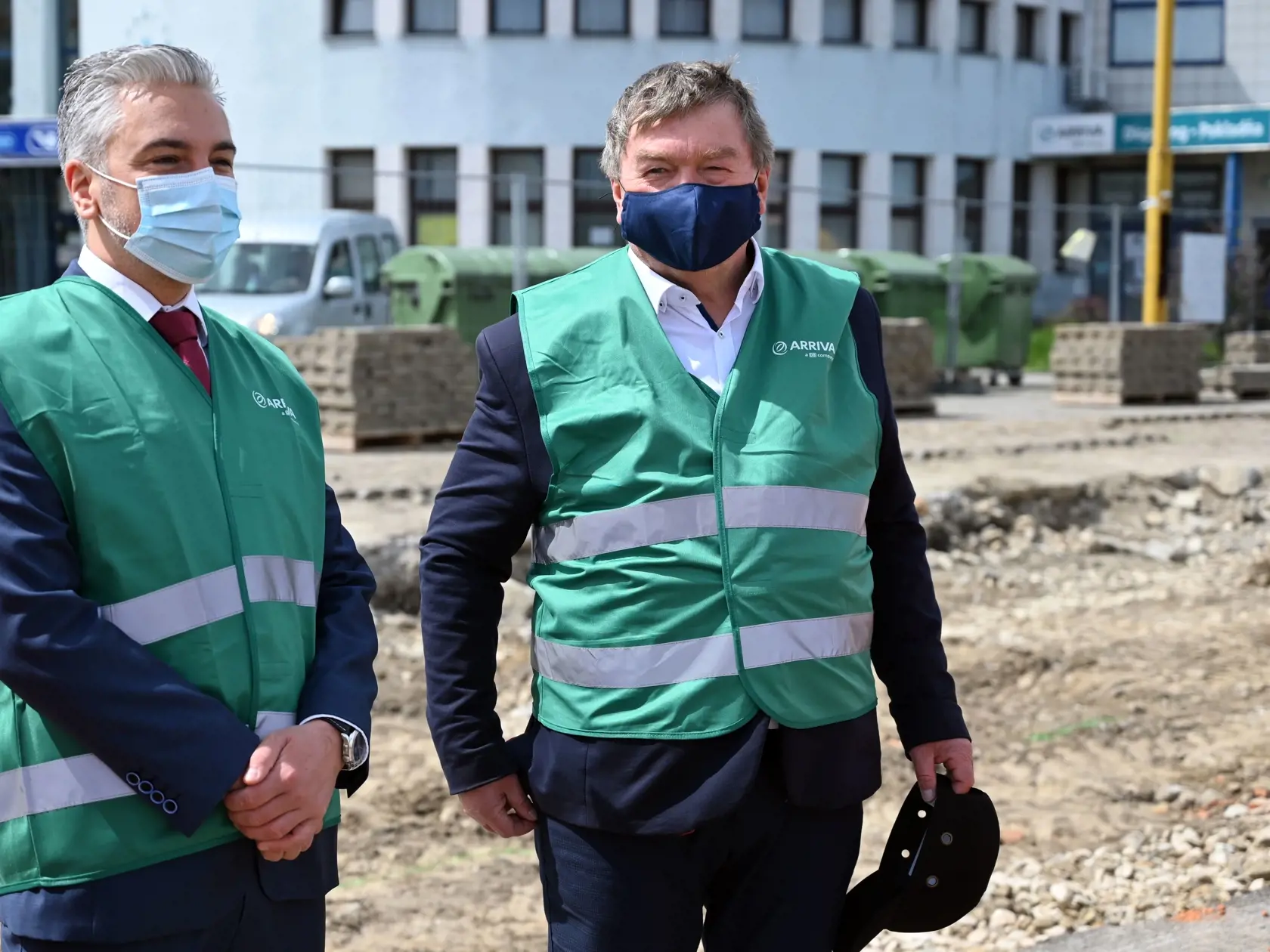 Na snímke zľava predseda Košického samosprávneho kraja (KSK) Rastislav Trnka a generálny riaditeľ spoločnosti ARRIVA Michalovce Gejza Sačko počas kontrolného dňa výstavby autobusovej stanice v Michalovciach za obchodným centrom na Humenskej ceste v Michalovciach v stredu 20. mája 2020. FOTO TASR - Roman Hanc 