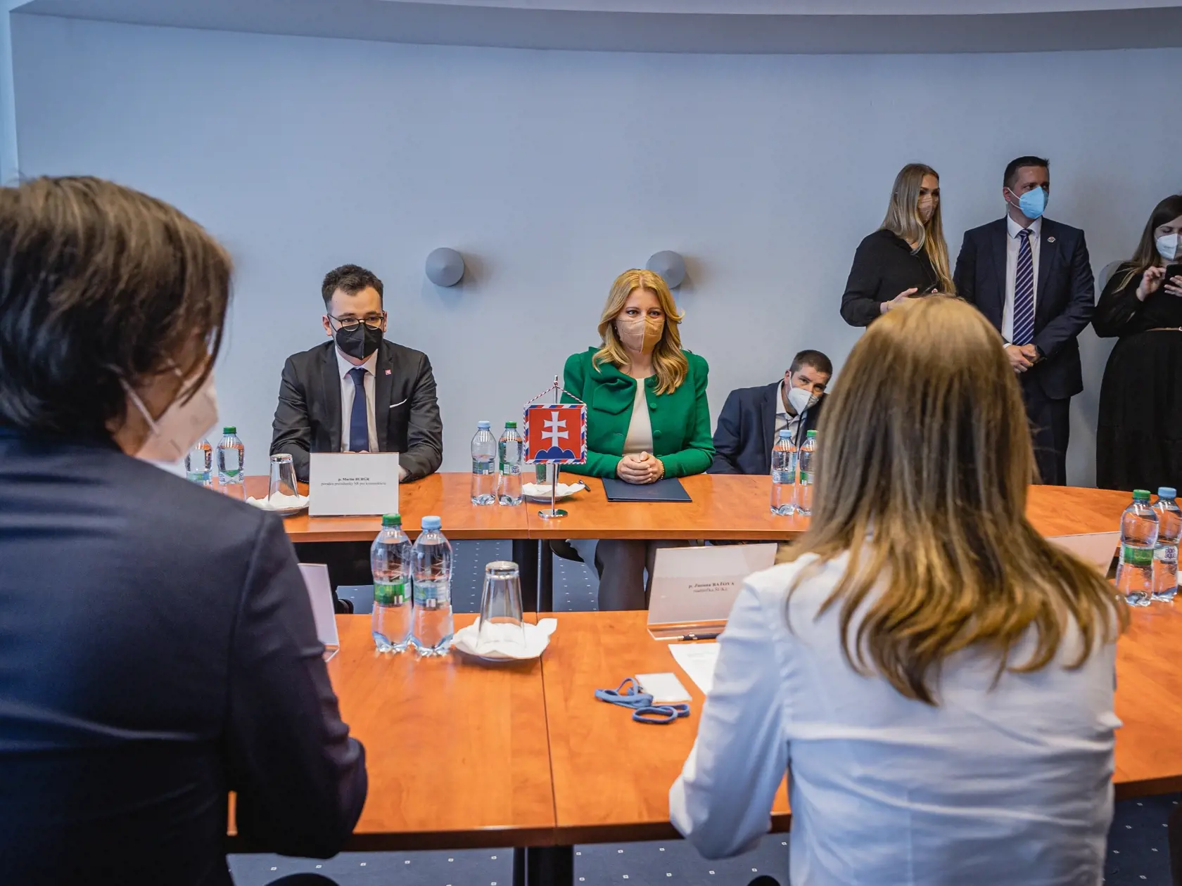Na snímke  prezidentka SR Zuzana Čaputová a riaditeľka Štátneho ústavu pre kontrolu liečiv (ŠÚKL) Zuzana Baťová počas návštevy prezidentky v ŠÚKL.