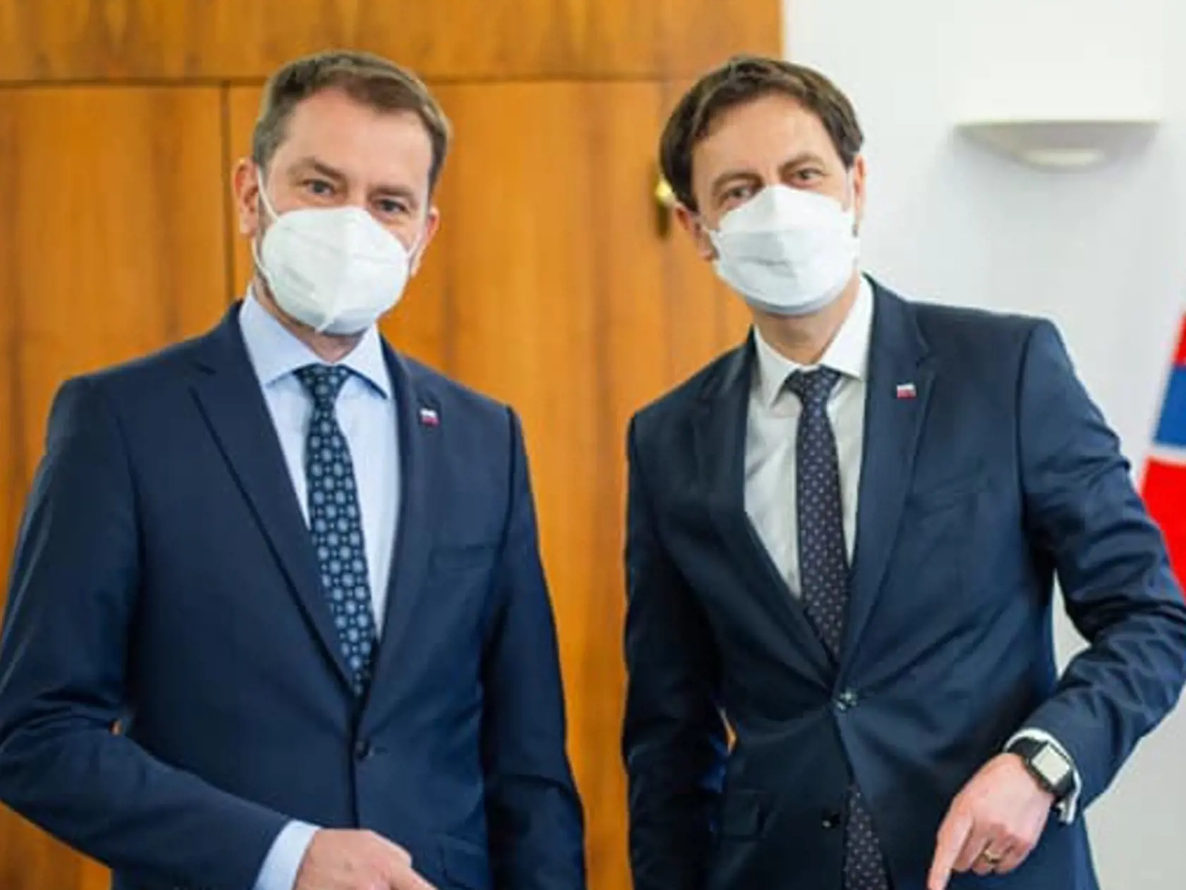 Igor Matovič a nový premiér Eduard Heger pri predávaní Úradu vlády.