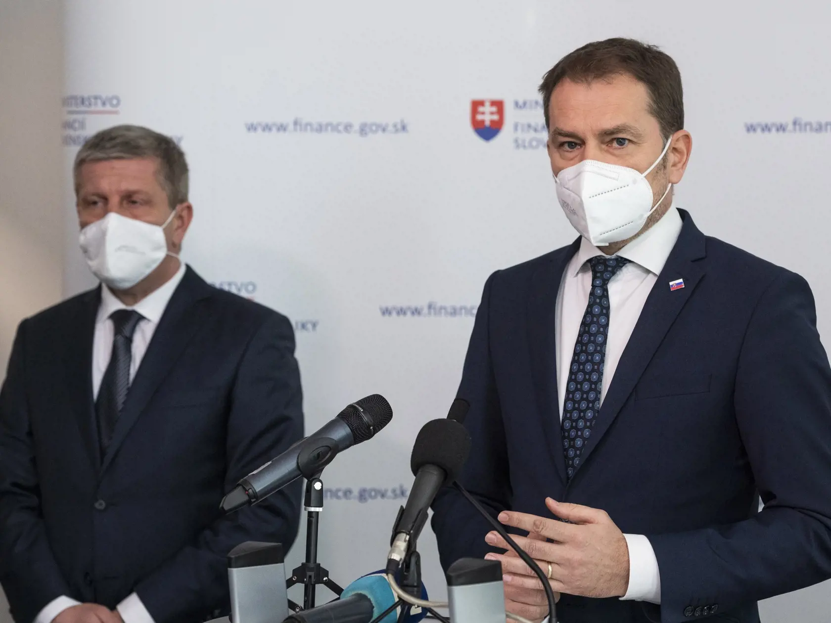 Na snímke zľava minister zdravotníctva SR Vladimír Lengvarský (OĽaNO) a podpredseda vlády a minister financií SR Igor Matovič (OĽaNO) počas tlačovej konferencie po návrate ministra financií z pracovnej cesty v Moskve v Rusku v Bratislave 9. apríla 2021.