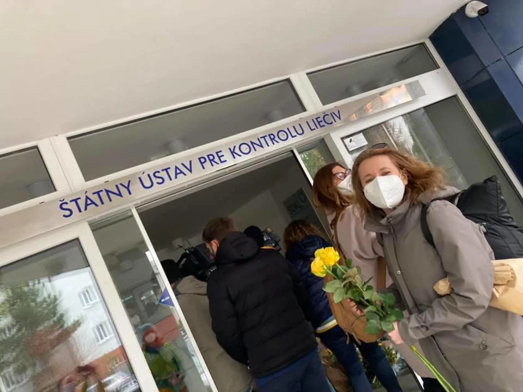 Šéfka Štátneho ústavu pre kontrolu liečiv Zuzana Baťová zažila v piatok v práci šok. Pred ŠÚKL sa zhromaždilo niekoľko desiatok ľudí, aby jej vyjadrili podporu v kauze Sputnik V. Baťová čelí kvôli tejto téme útokom zo strany ministra financií Igora Matoviča a rôznym hejterom.