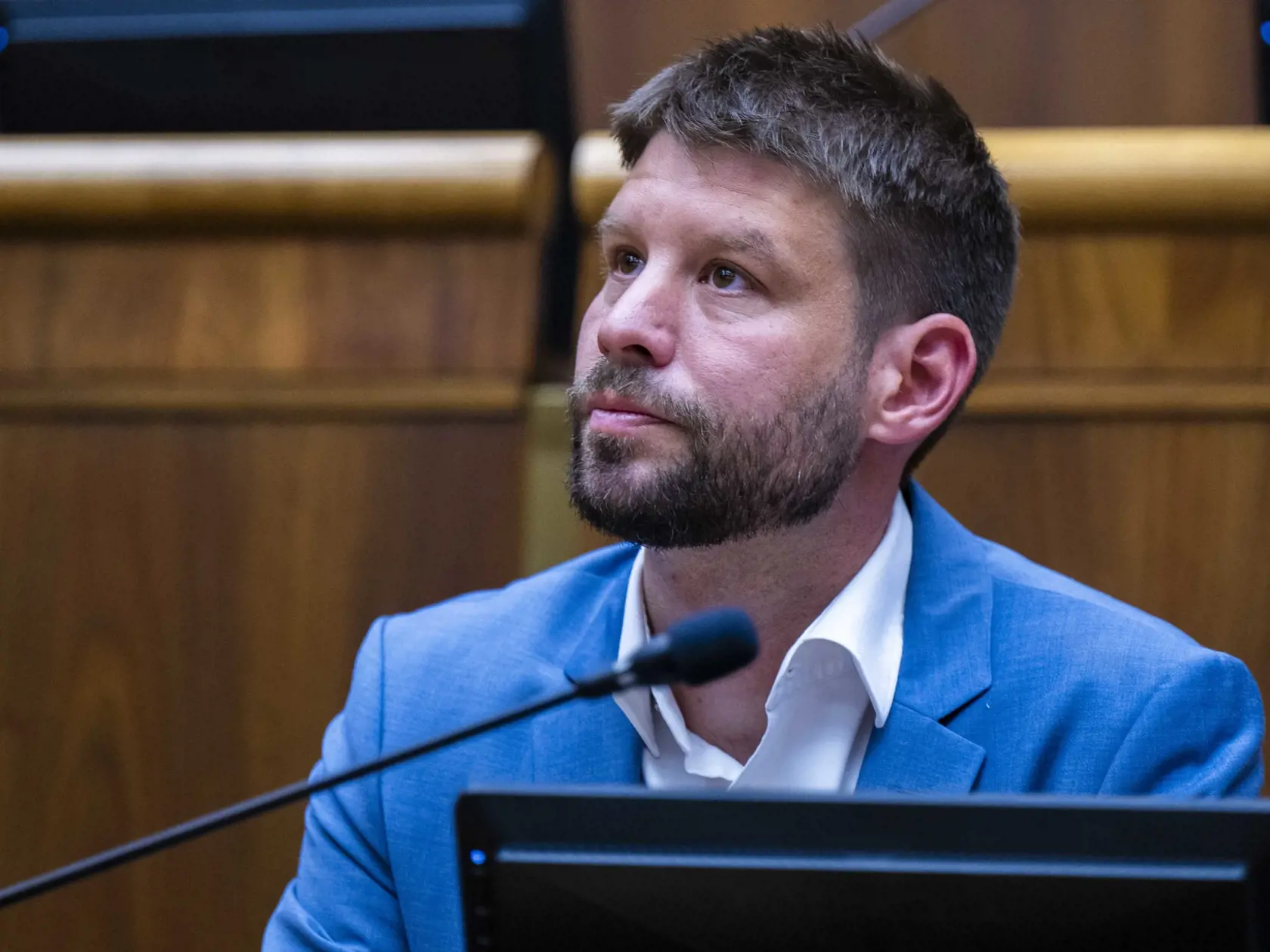 Na snímke podpredseda NRSR Michal Šimečka (Progresívne Slovensko) počas 17. schôdze Národnej rady SR, ktorá bola zvolaná k odvolaniu ministra spravodlivosti SR Borisa Suska (SMER-SD)  20. augusta 2024 v Bratislave.