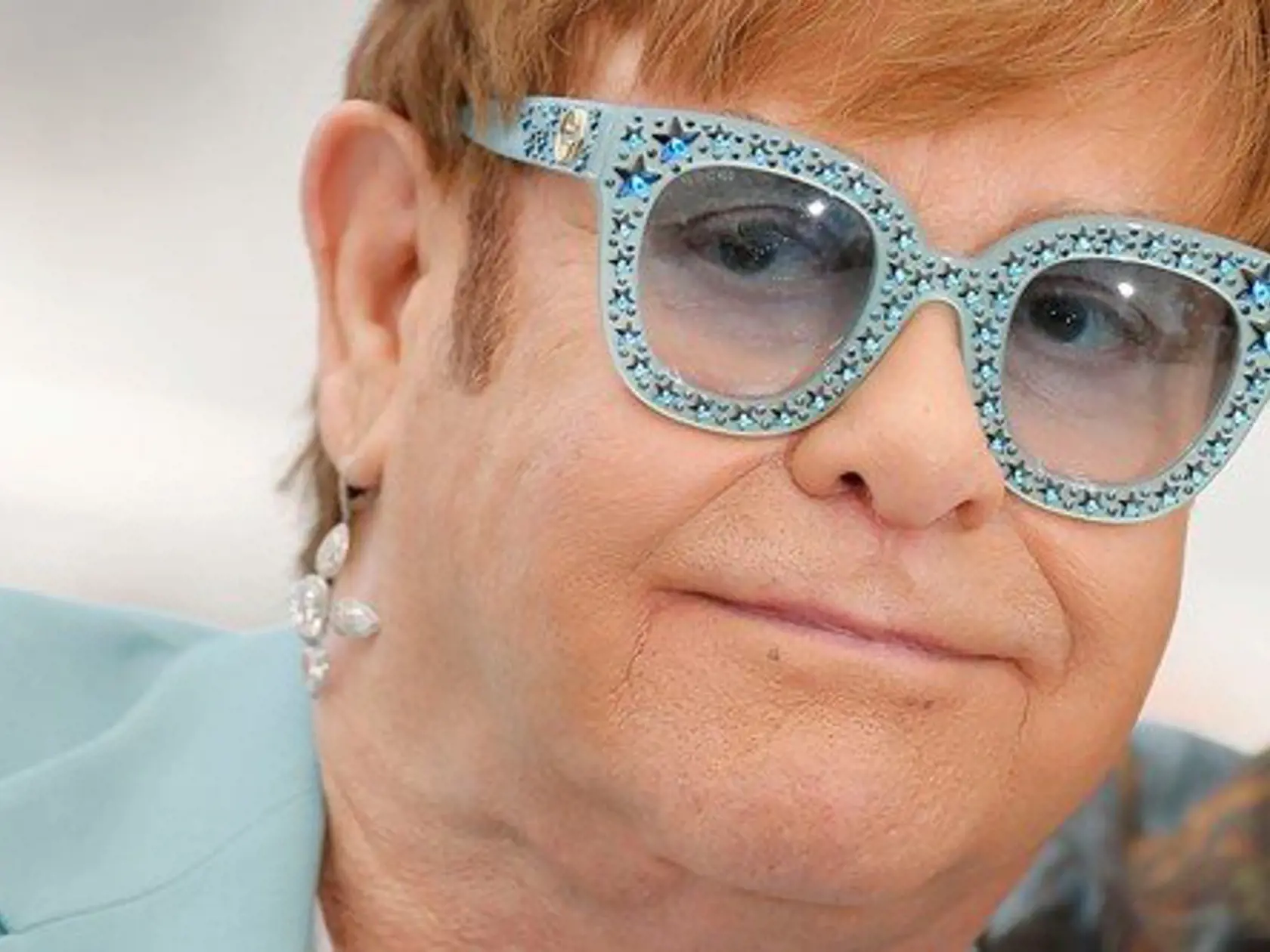 Elton John vytiahol naozaj zaujímavé okuliare