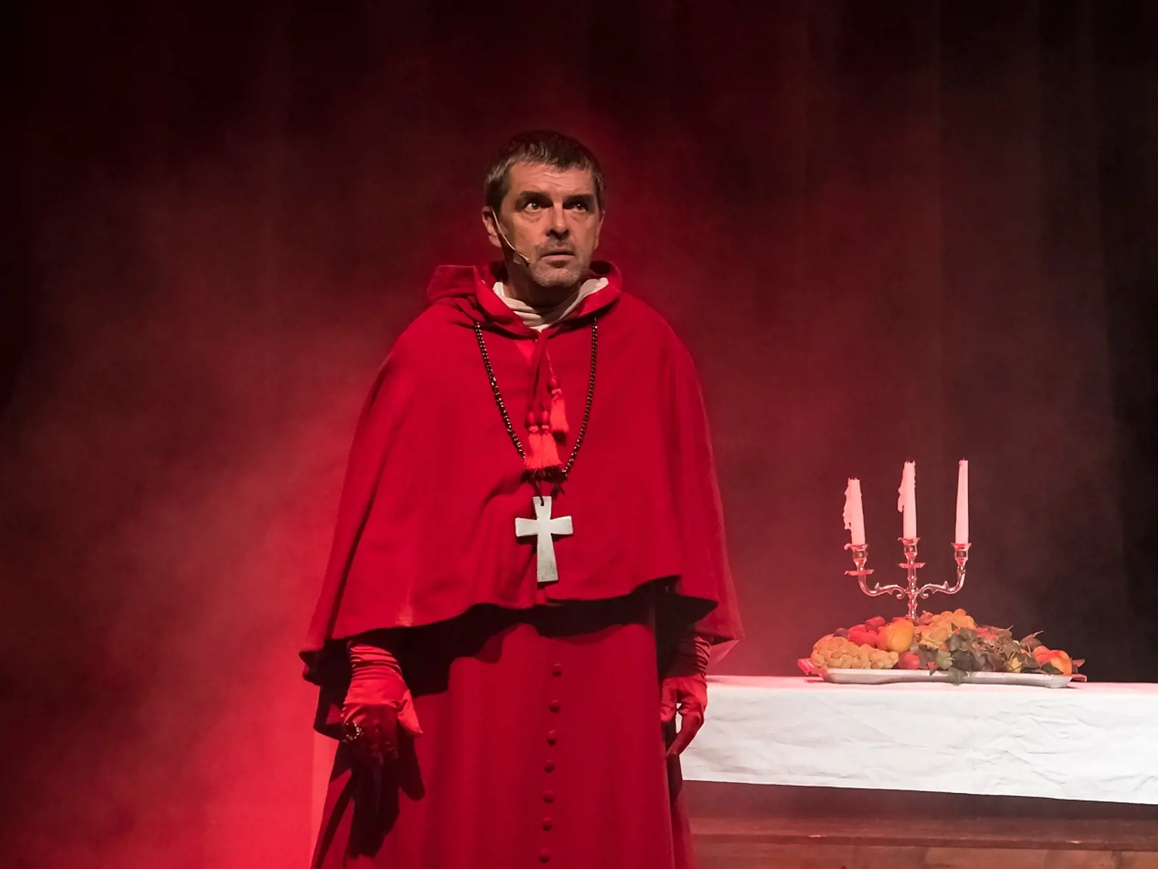 Kočiš predviedol, že je nielen dobrý herec, ale aj spevák.