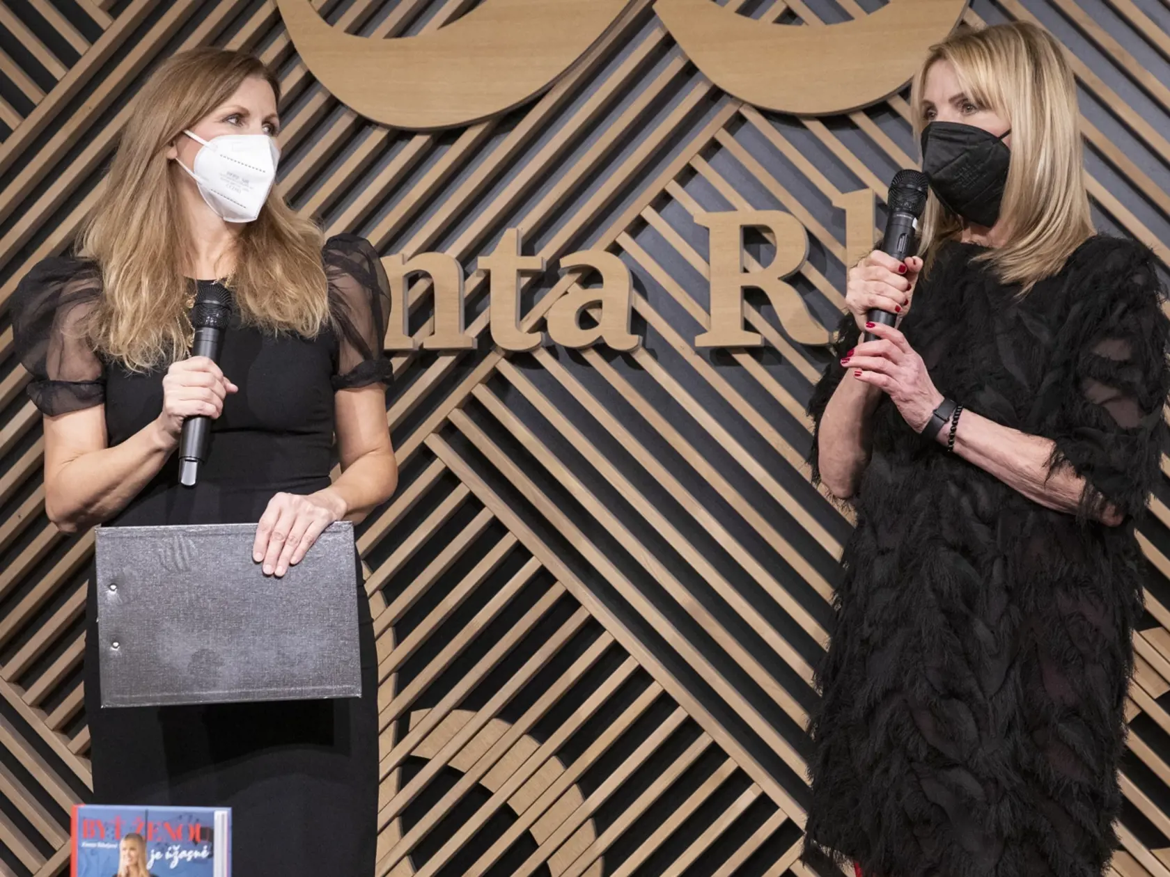 Krst knihy Emmy Tekelyovej ,, Byť ženou je úžasné “.
Na snímke Emma Tekelyová, Katarína Brychtová