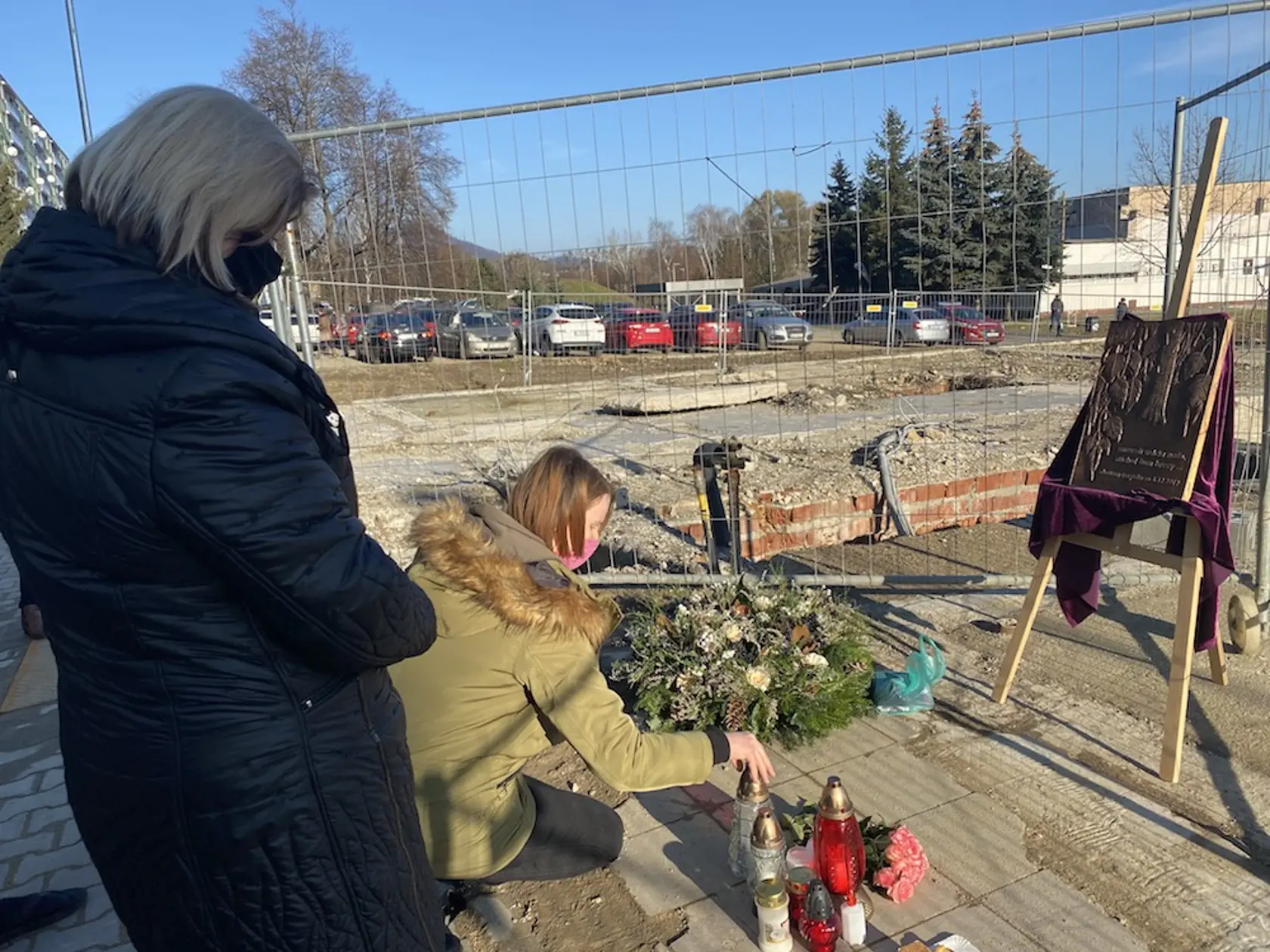 Evka Kozmová (31), ktorá bola v čase výbuchu tehotná a iba o vlások unikla pred padajúcim schodikom, sa prišla pokloniť obetiam nešťastia. Takto chce v sebe uazvrieť tragédiu, pri ktorej aj s manželom prišli o svoj domov. V ňom mali nachystanú výbavičku pre Hanku, ktorá sa narodila 11 dní po nešťastí.