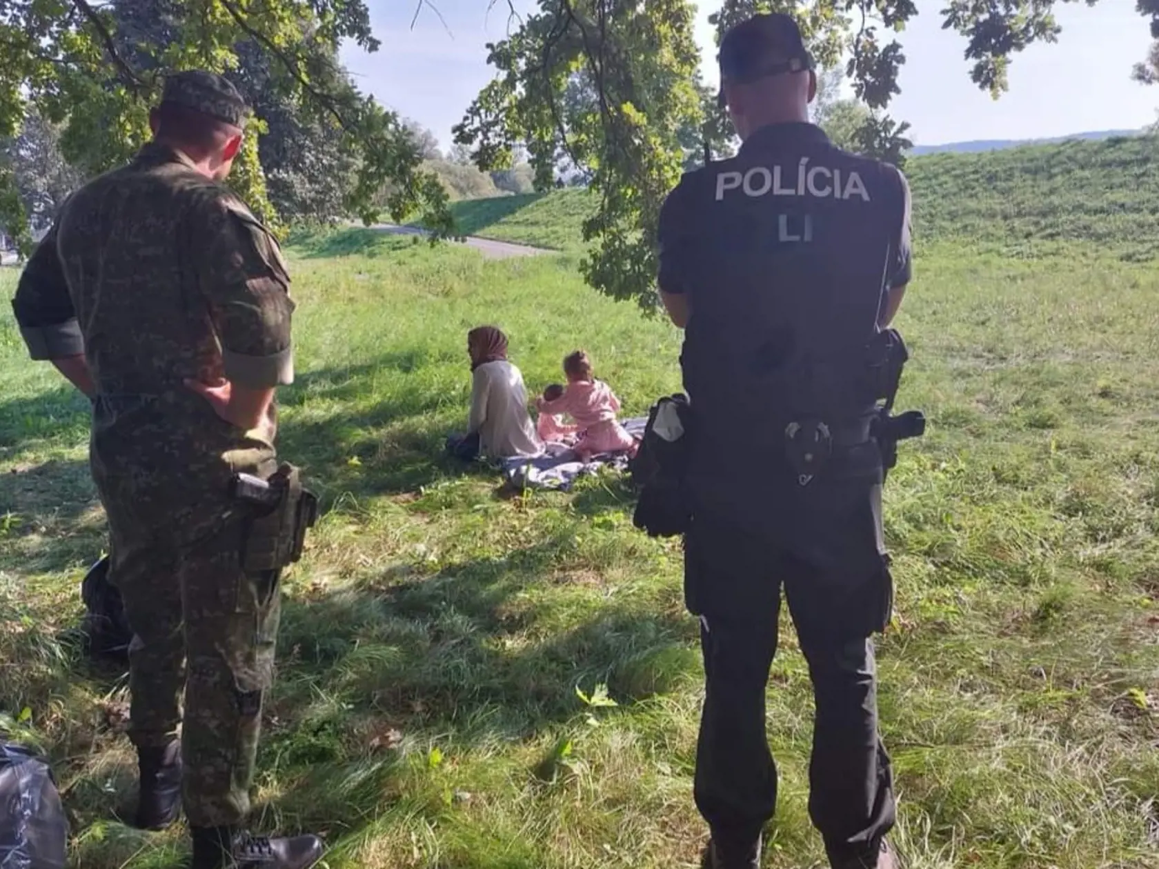 Medzi migrantami síce bola žena a dve deti, ale z drvivej väčšiny šlo o mladých mužov.