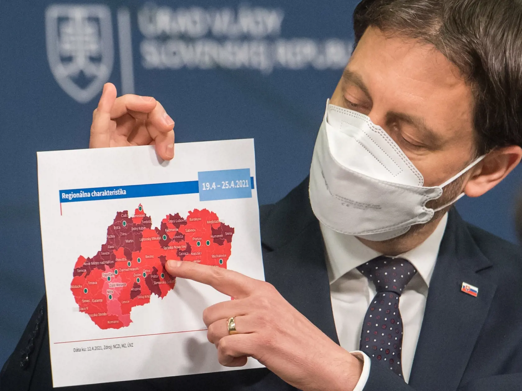 Na snímke premiér SR Eduard Heger (OĽaNO) počas tlačovej konferencie k aktuálnej epidemiologickej situácii v súvislosti s COVID-19 a k uvoľňovaniu opatrení v Bratislave v utorok 13. apríla 2021. FOTO TASR - Martin Baumann