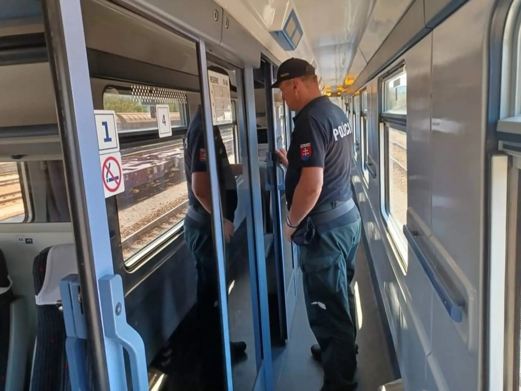Policajti kontrolujú migrantov aj vo vlakoch prechádzajúcich cez Trenčín.