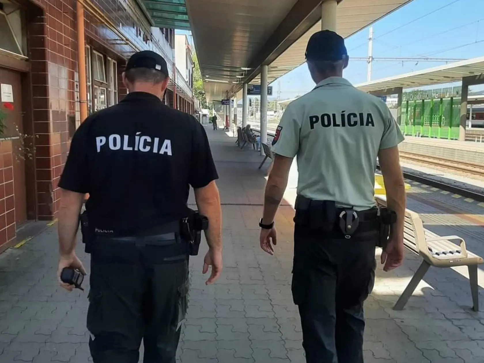 Policajti aktuálne kontrolujú vlaky prechádzajúce Trenčianskym krajom a vlaky smerujúce do Českej republiky.