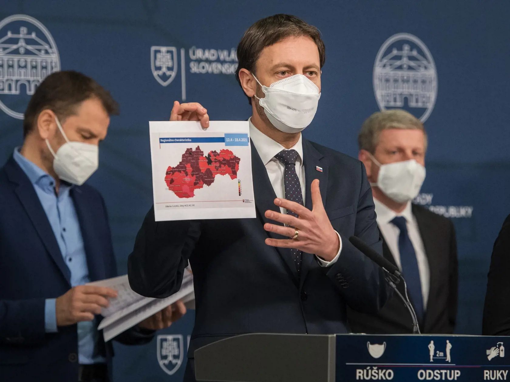 Na snímke uprostred premiér SR Eduard Heger, vľavo minister financií SR Igor Matovič a vpravo minister zdravotníctva SR Vladimír Lengvarský počas tlačovej konferencie k aktuálnej epidemiologickej situácii v súvislosti s COVID-19 v Bratislave v utorok 13. apríla 2021. FOTO TASR - Martin Baumann