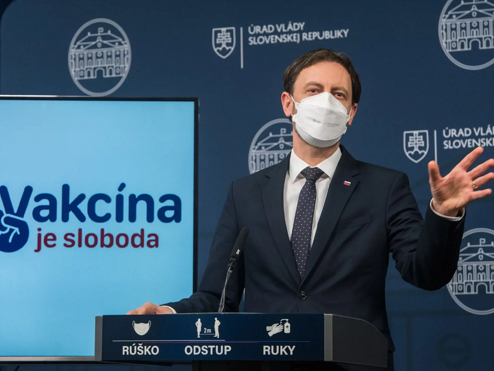 Na snímke premiér SR Eduard Heger (OĽaNO) počas tlačovej konferencie k aktuálnej epidemiologickej situácii v súvislosti s COVID-19 v Bratislave v utorok 13. apríla 2021. FOTO TASR - Martin Baumann