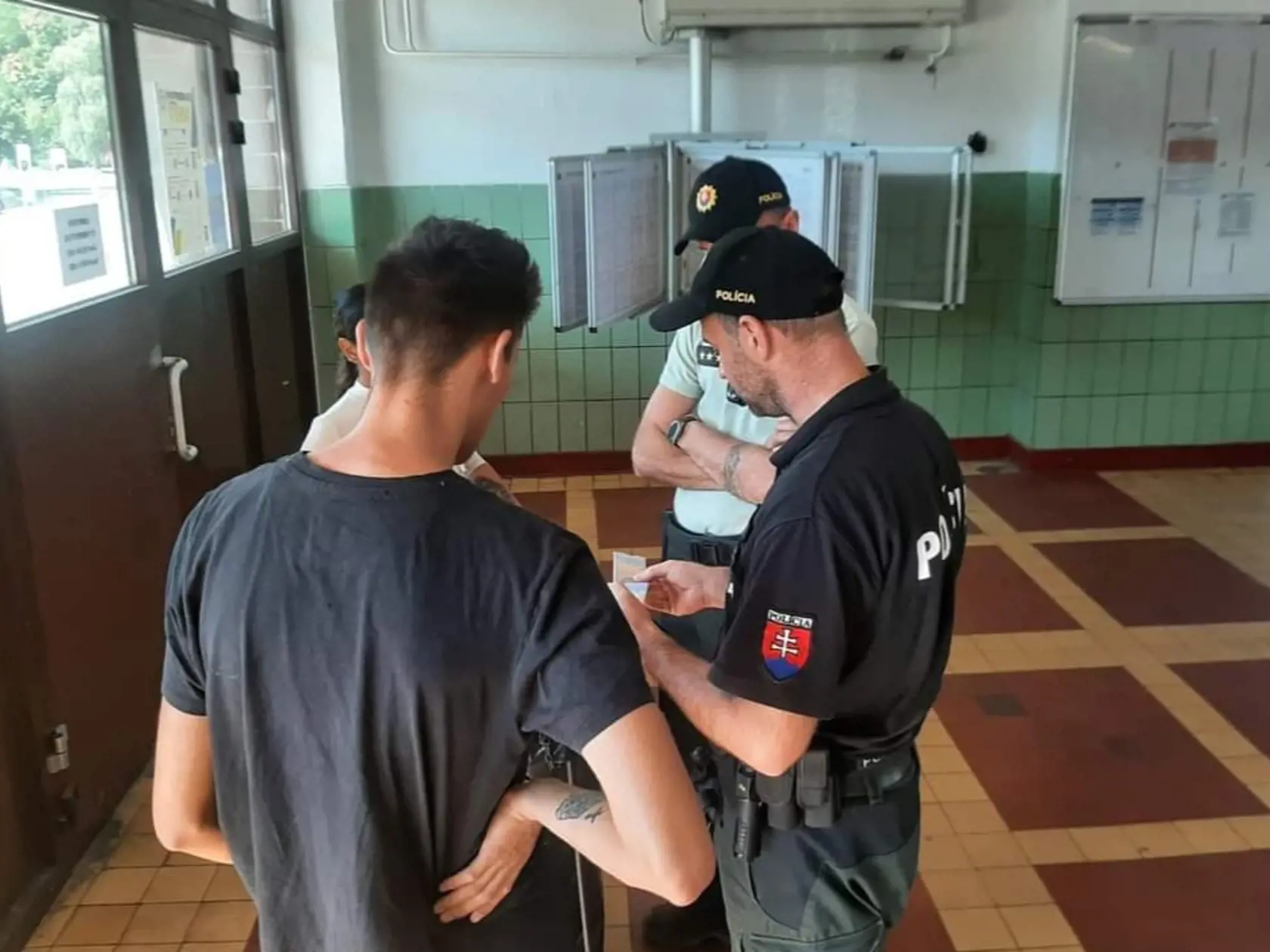 "Na základe aktuálnej situácie v súvislosti s nelegálnou tranzitnou migráciou vykonávajú policajti oddelenia železničnej polície PZ Trenčín, kontrolu cestujúcich vo vlakoch osobnej prepravy a v železničných staniciach v Trenčianskom kraji," informovala trenčianska polícia.