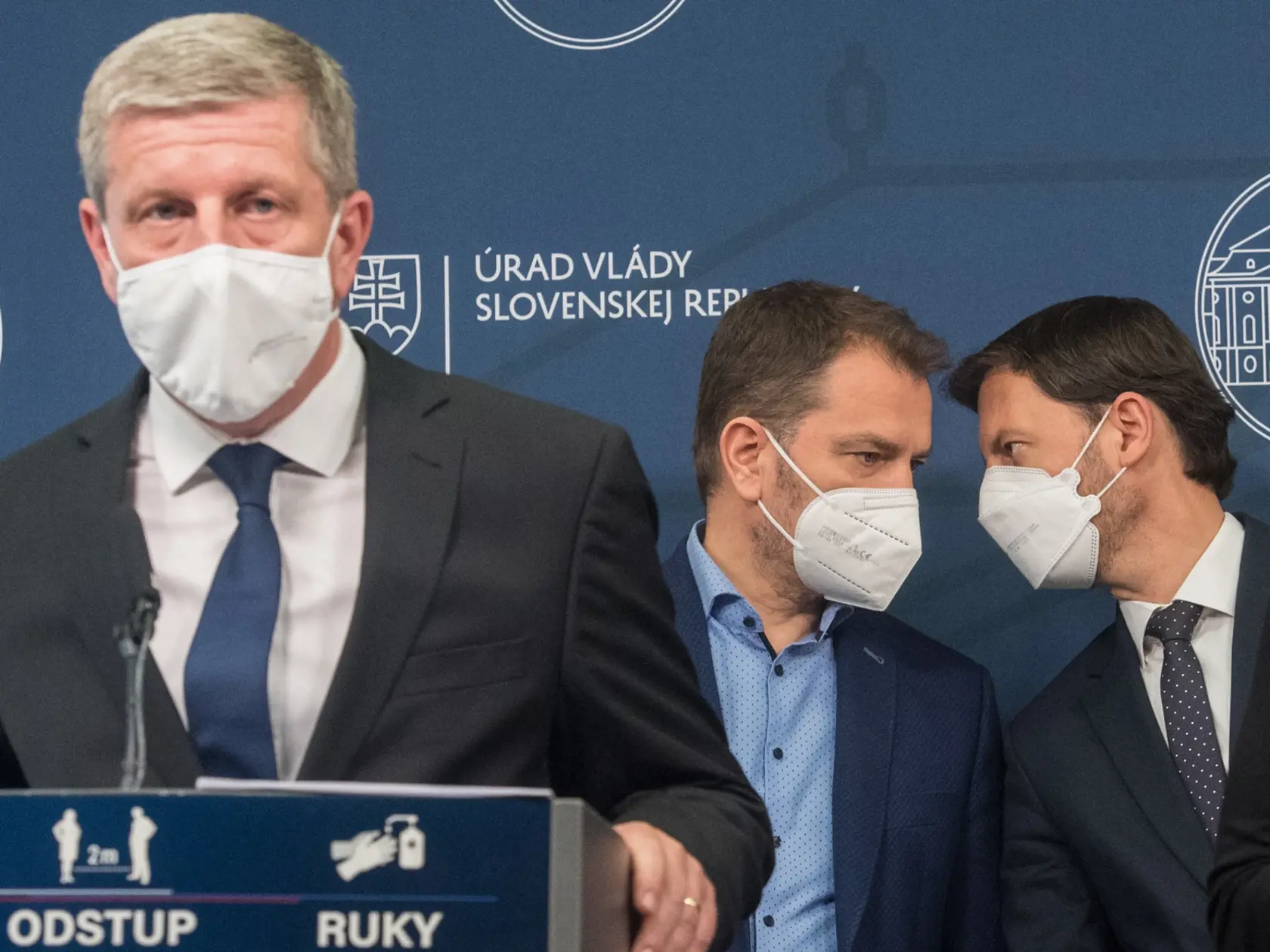 Na snímke zľava minister zdravotníctva SR Vladimír Lengvarský (nominant OĽaNO), minister financií SR Igor Matovič a premiér SR Eduard Heger (obaja OĽaNO) počas tlačovej konferencie k uvoľňovaniu opatrení. FOTO TASR - Martin Baumann