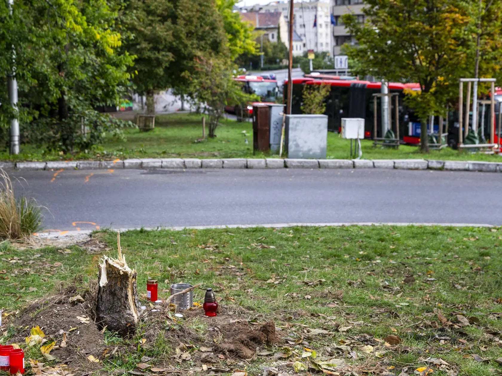 Na snímke je miesto nehody na bratislavskej autobusovej zastávke Zochova, na ktorej došlo v noci 2.10.2022 k tragickej dopravnej nehode. 