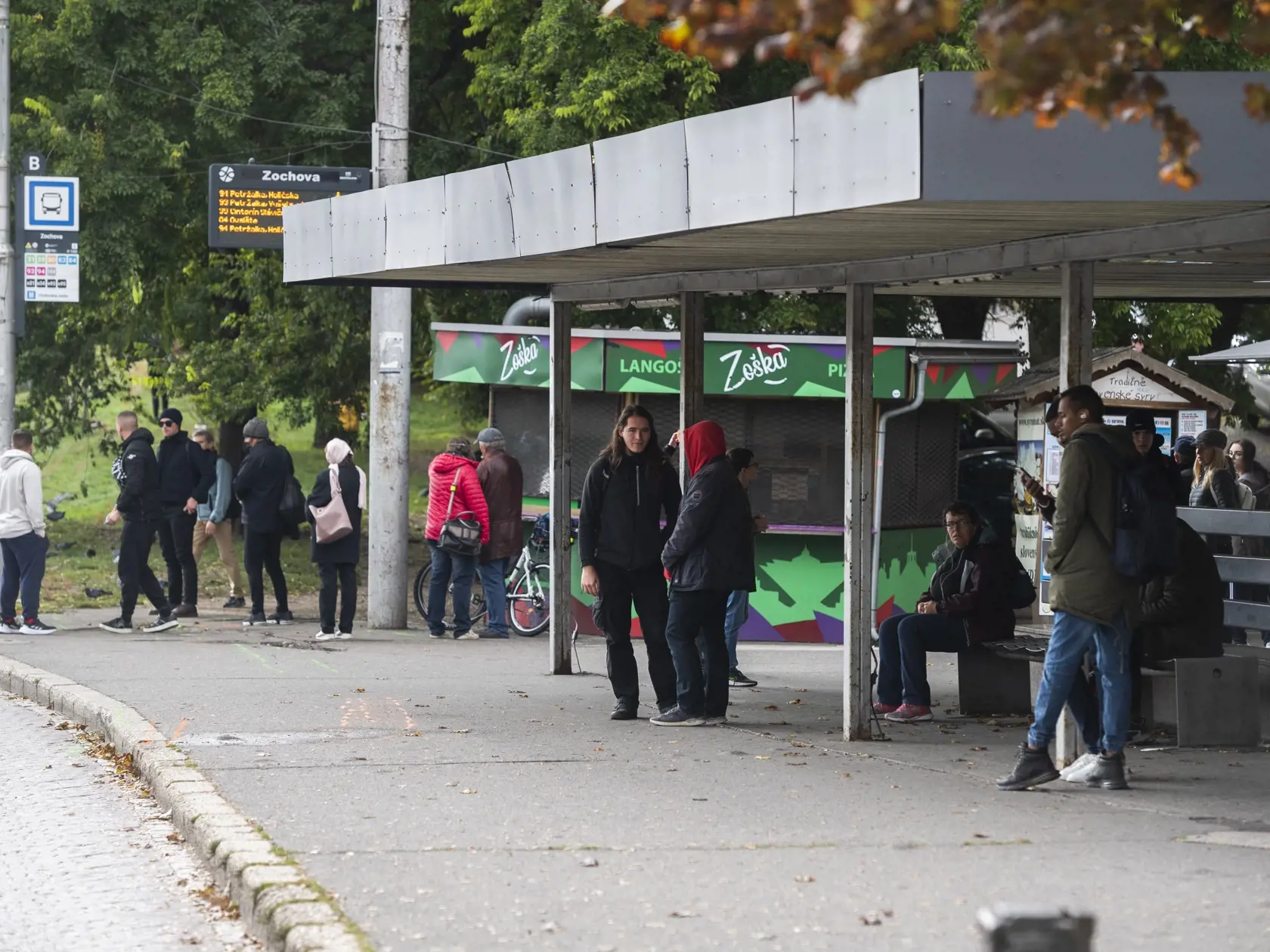 Na snímke cestujúci čakajú na zastávke MHD Zochova v smere do Petržalky v centre Bratislavy v pondelok 3. októbra 2022. Linky mestskej hromadnej dopravy jazdiace z centra Bratislavy smerom do Petržalky opäť zastavujú na zastávke Zochova, kde sa v nedeľu neskoro večer stala tragická nehoda. K tej došlo po tom, ako auto s opitým vodičom narazilo do ľudí stojacich na zastávke. Nehoda si vyžiadala piatich mŕtvych a päť zranených. FOTO TASR - Jaroslav Novák

